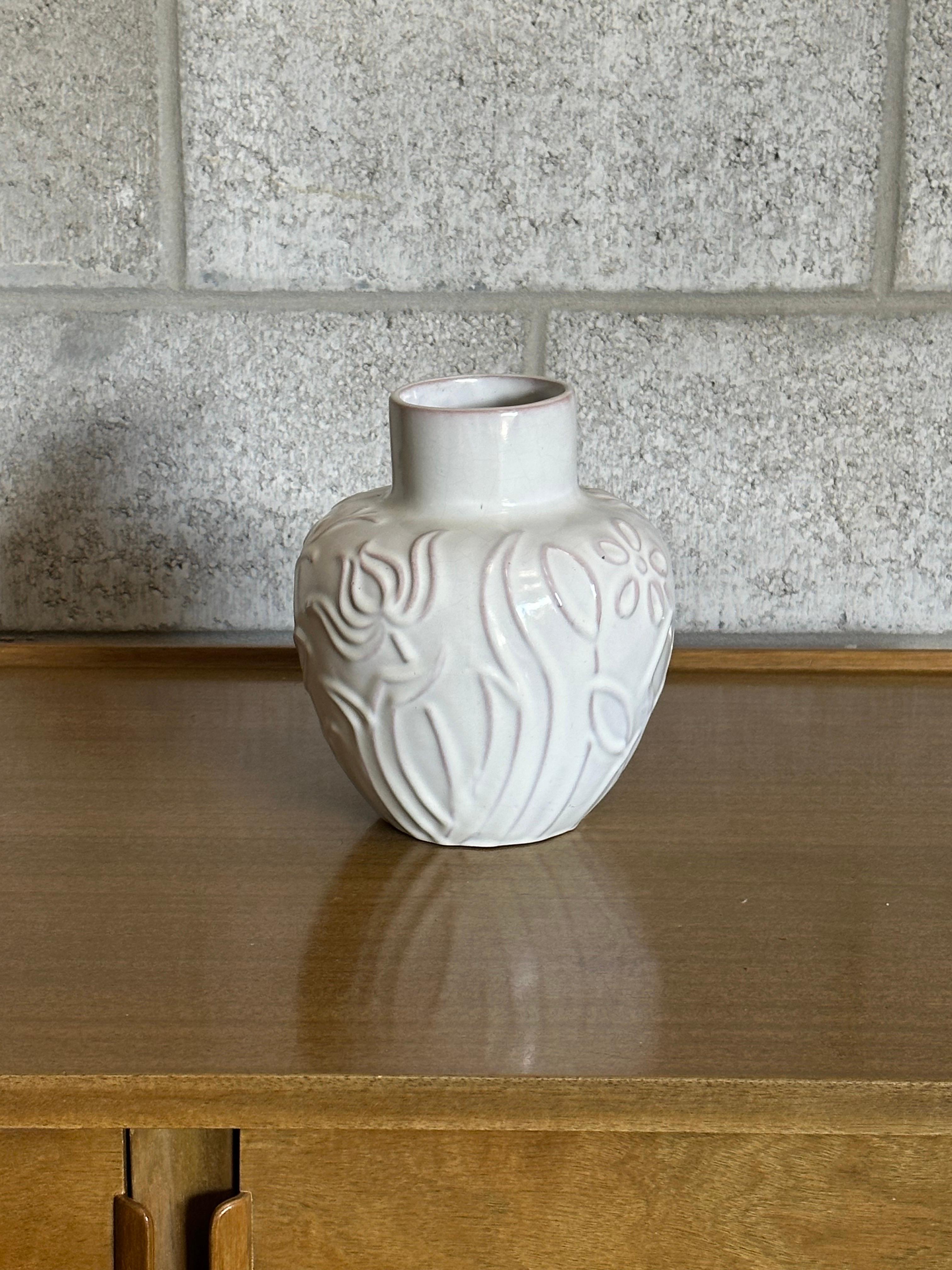 Vaso bianco in rilievo di Harald Östergren per Upsala Ekeby, Svezia. Circa anni '30. La forma è molto bella e si adatta bene a diversi tipi di interni. Grande scala e presenza.