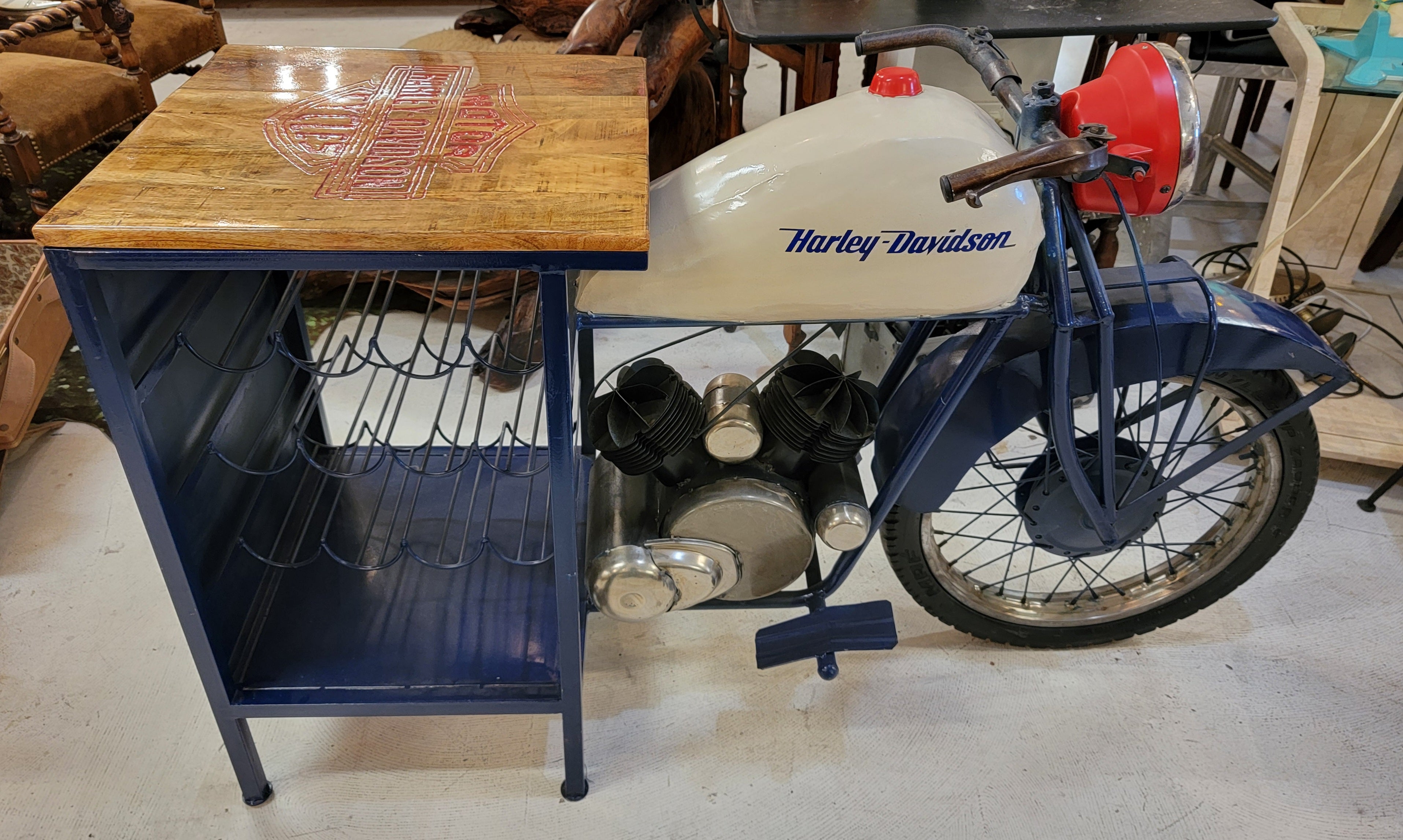 Maßgefertigtes halbes Harley Davidson-Motorrad mit Weinregal und Tisch, der an der hinteren Hälfte befestigt ist. Dieses schöne Stück hat die Harley Davidson Motor Cycle eingebrannt in der Spitze und in rot gefärbt. Dies ist ein sehr attraktives
