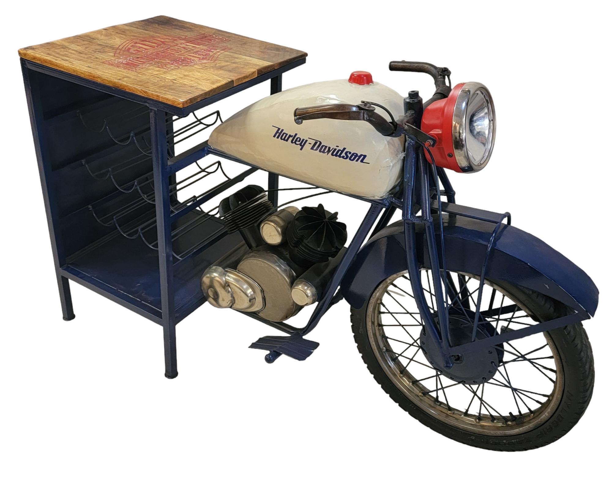 Moderne Table d'appoint avec support à vin Harley Davidson des années 1940 en vente