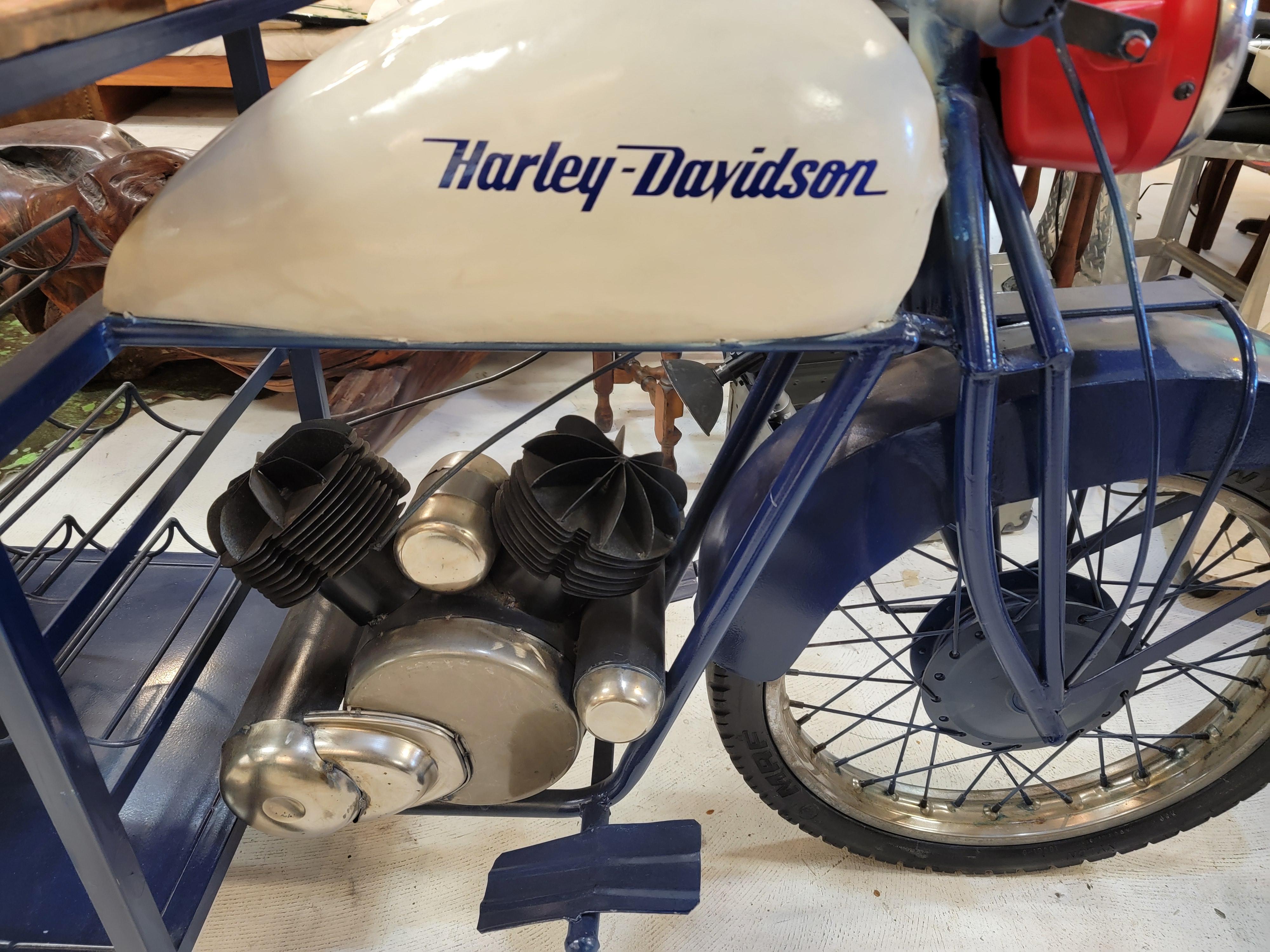 Métal Table d'appoint avec support à vin Harley Davidson des années 1940 en vente