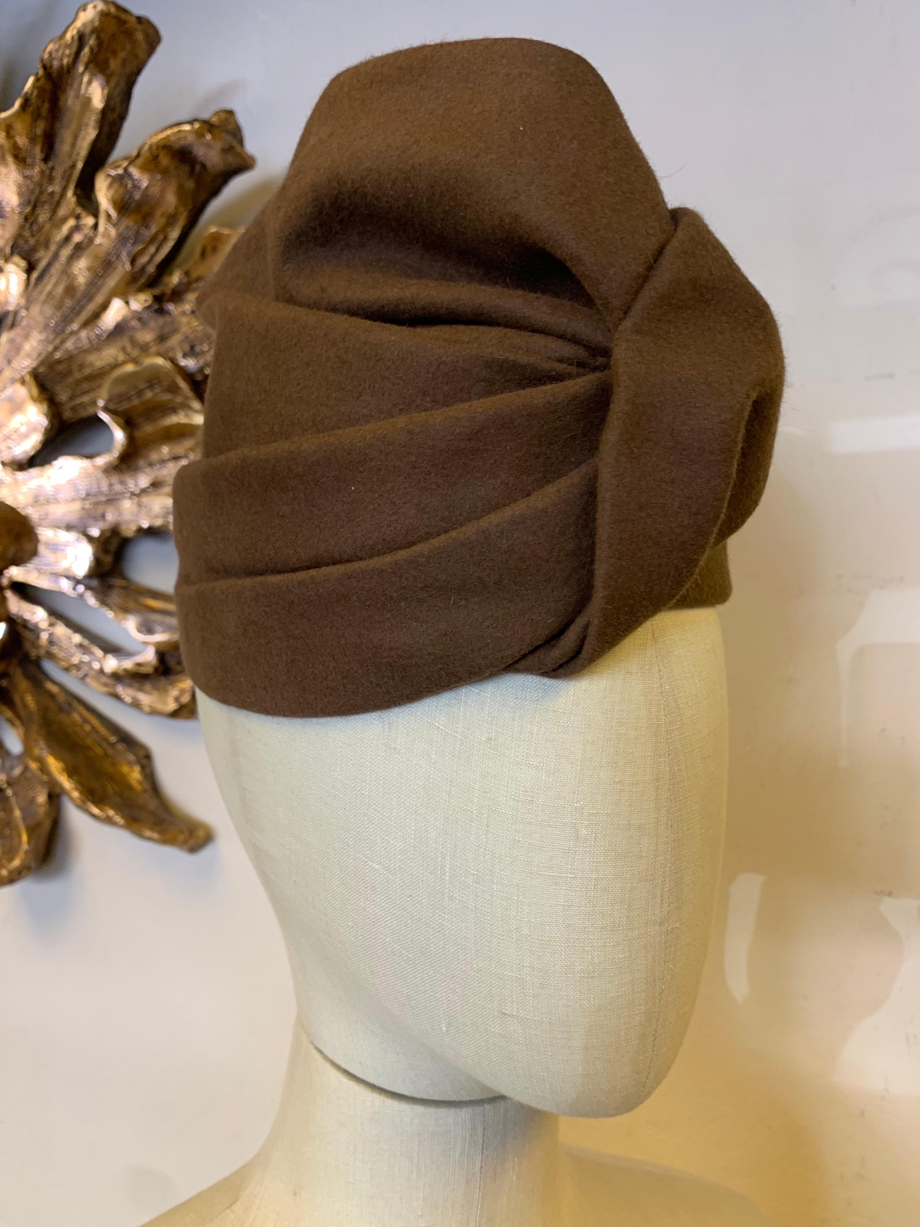 Chapeau turban en feutre fin de châtaigne Hattie Carnegie des années 1940 :  Un design simple et saisissant réalisé par une modiste et designer de renom. Taille petite.
