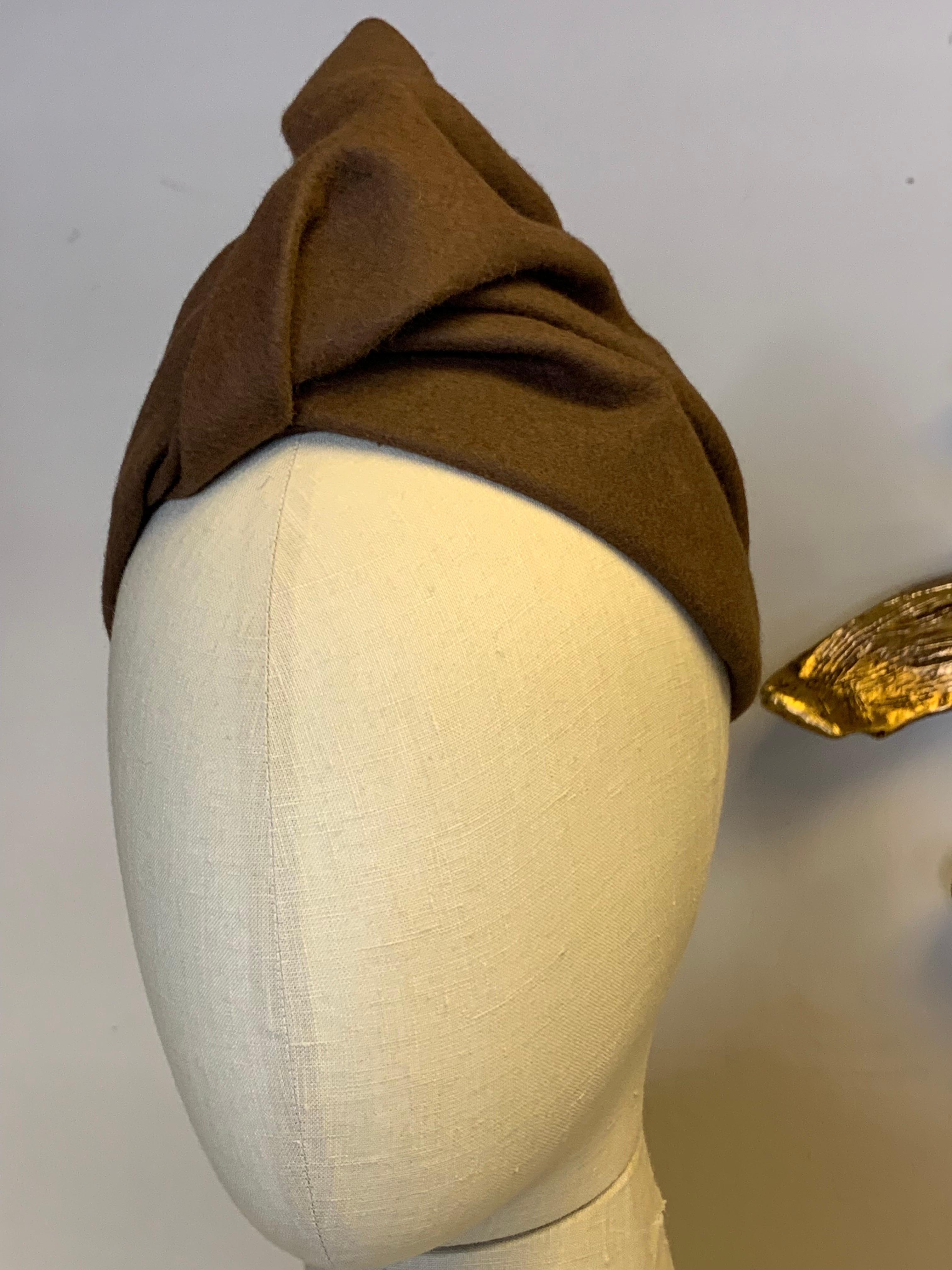 Gris 1940s Hattie Carnegie Fine Chestnut Felt Turban Hat  en vente