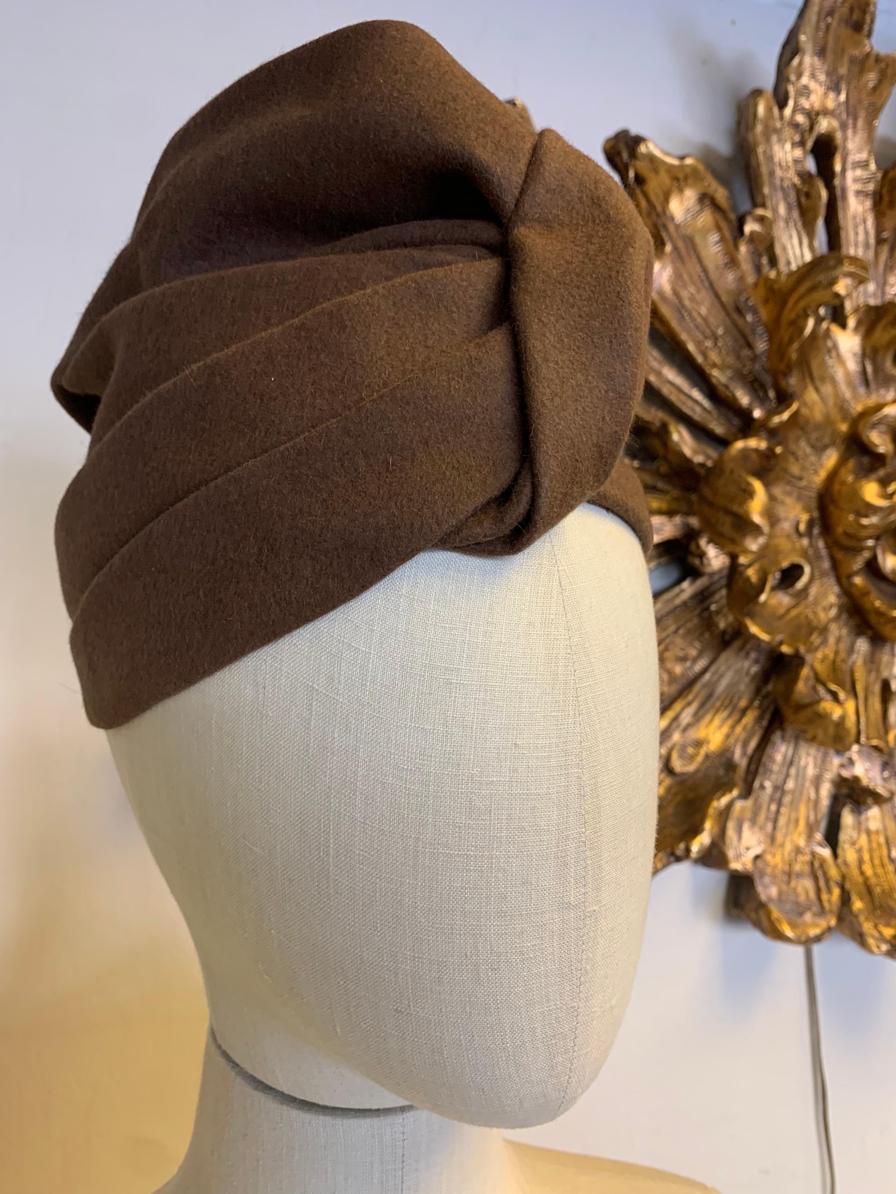 1940s Hattie Carnegie Fine Chestnut Felt Turban Hat In Excellent Condition For Sale In Gresham, OR