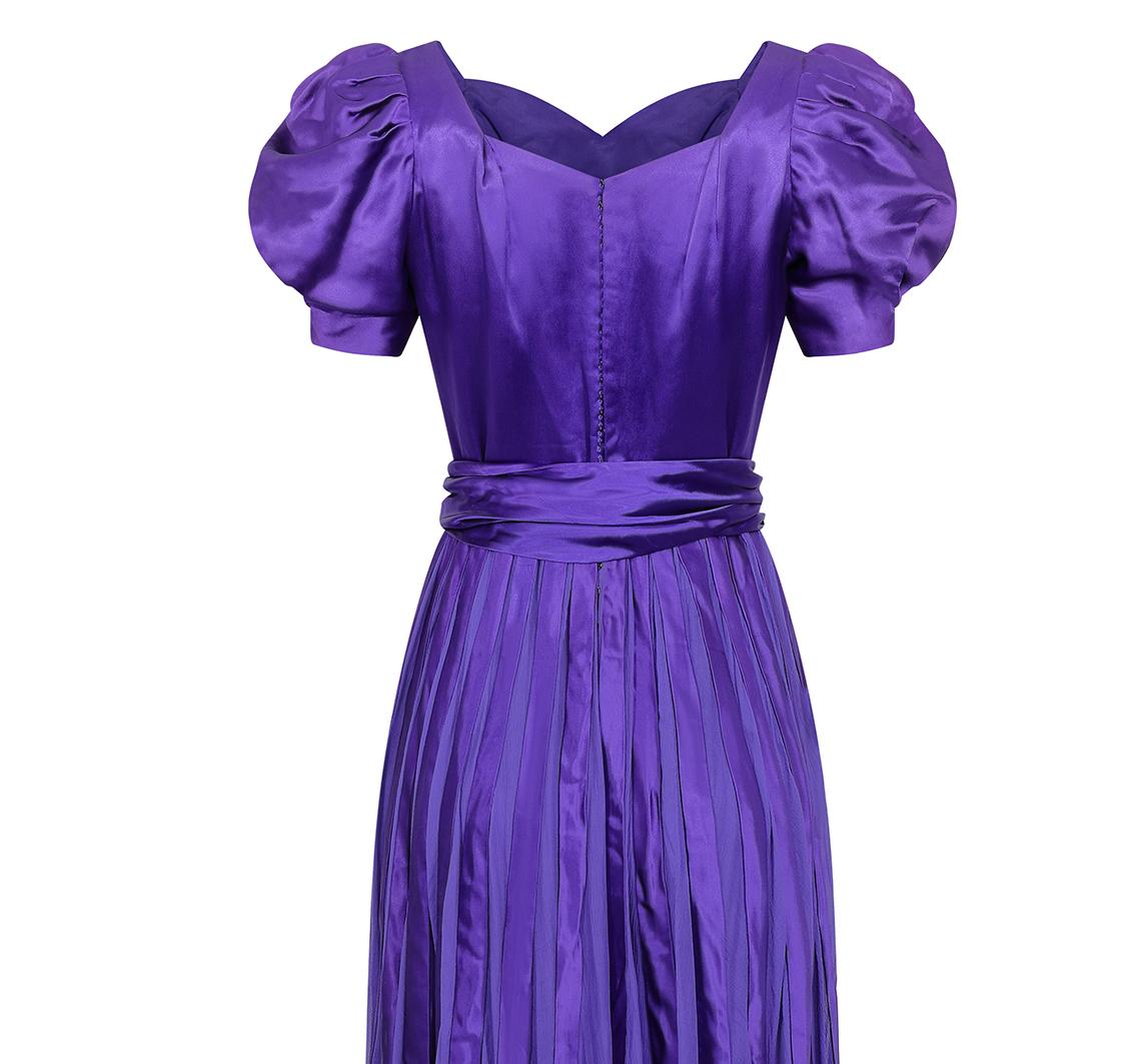 1940er Jahre Haute Couture Lila Kleid aus Satin und Chiffon im Angebot 1