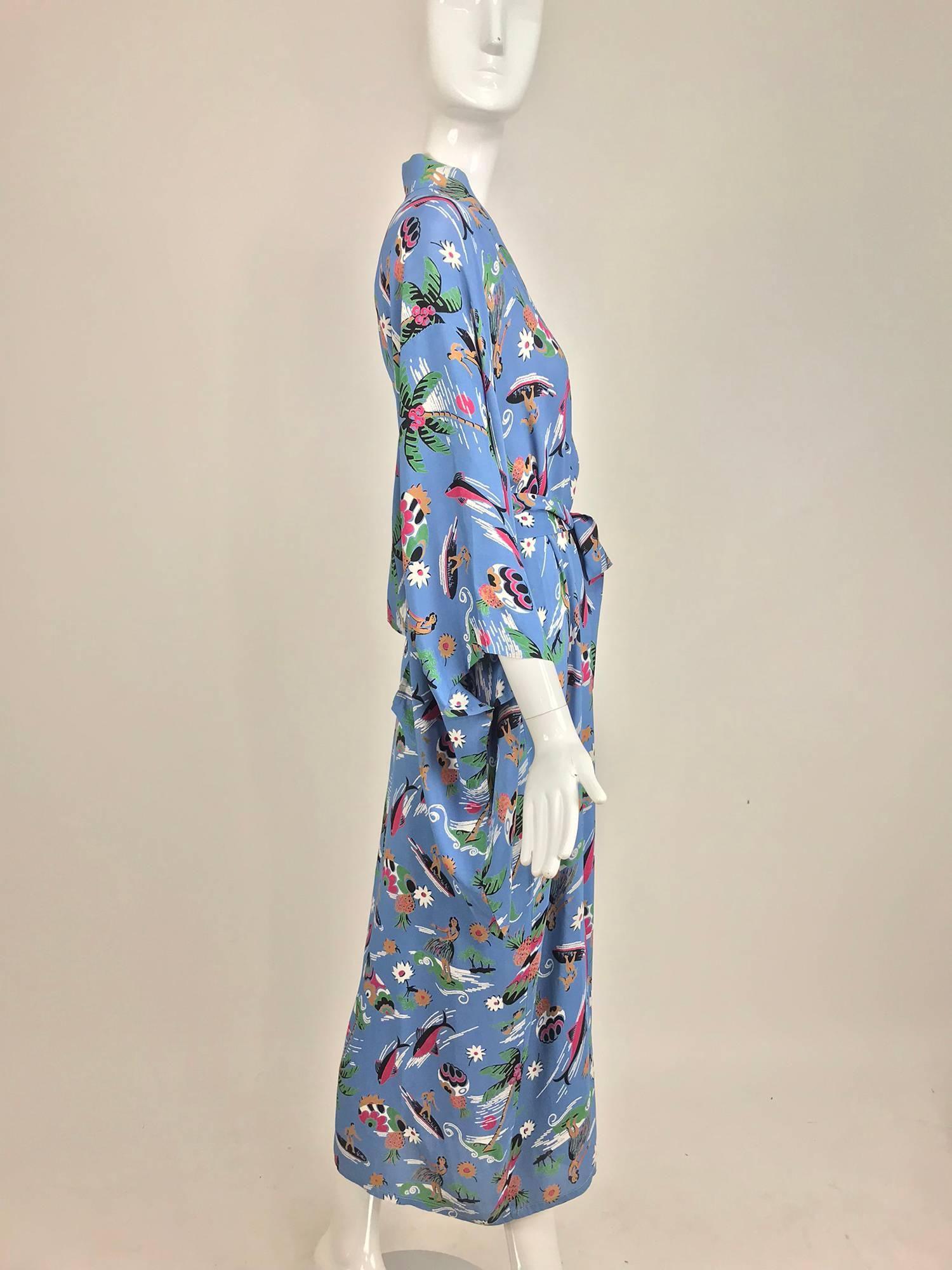 Hawaiian novelty print hula girls surfers palm trees kimono, 1940s  In Excellent Condition In West Palm Beach, FL