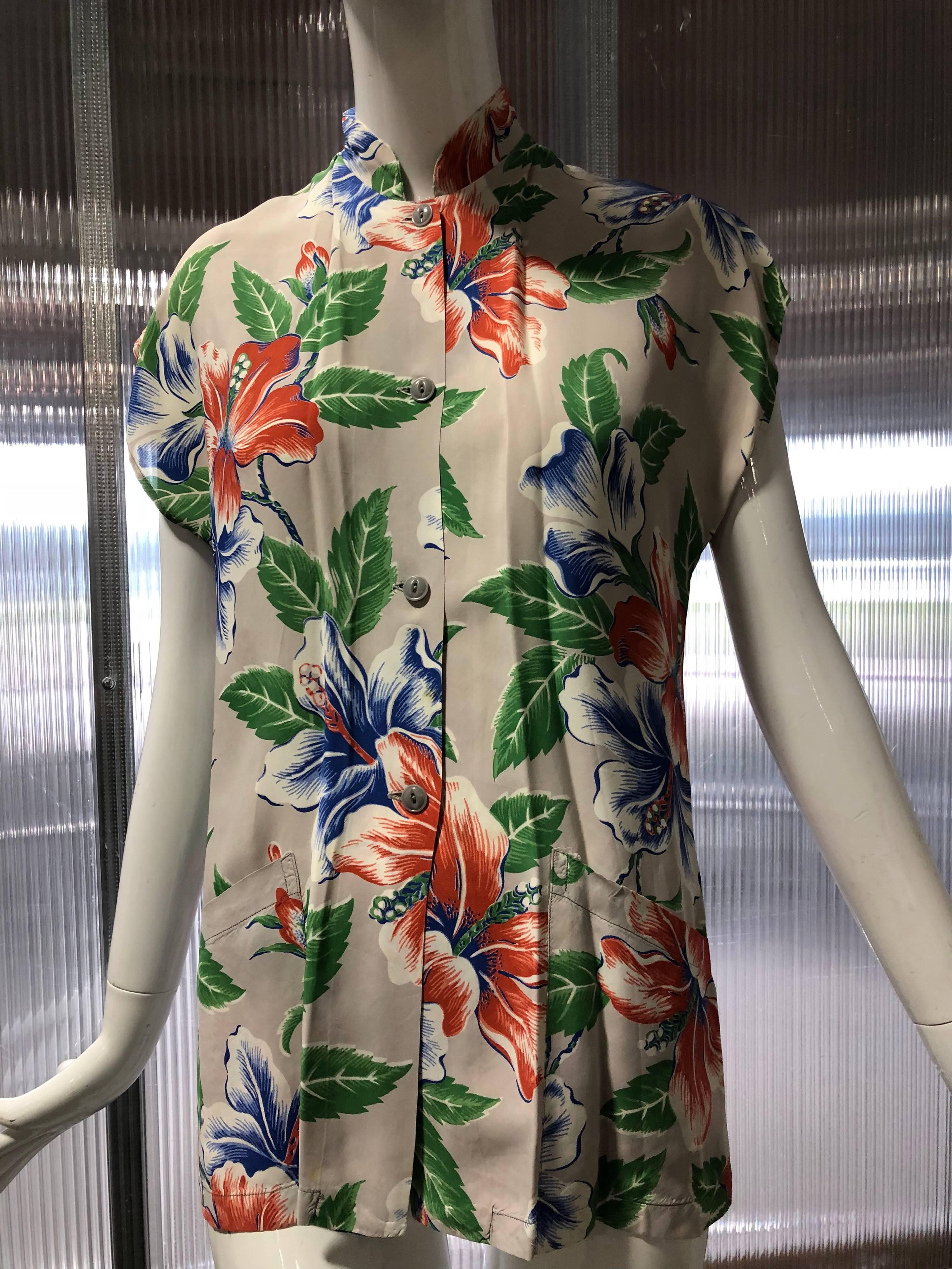 Hawaiian Tropical Print Nehru Collar Rayon Blouse With Side Pockets, 1940s  In Excellent Condition For Sale In Gresham, OR