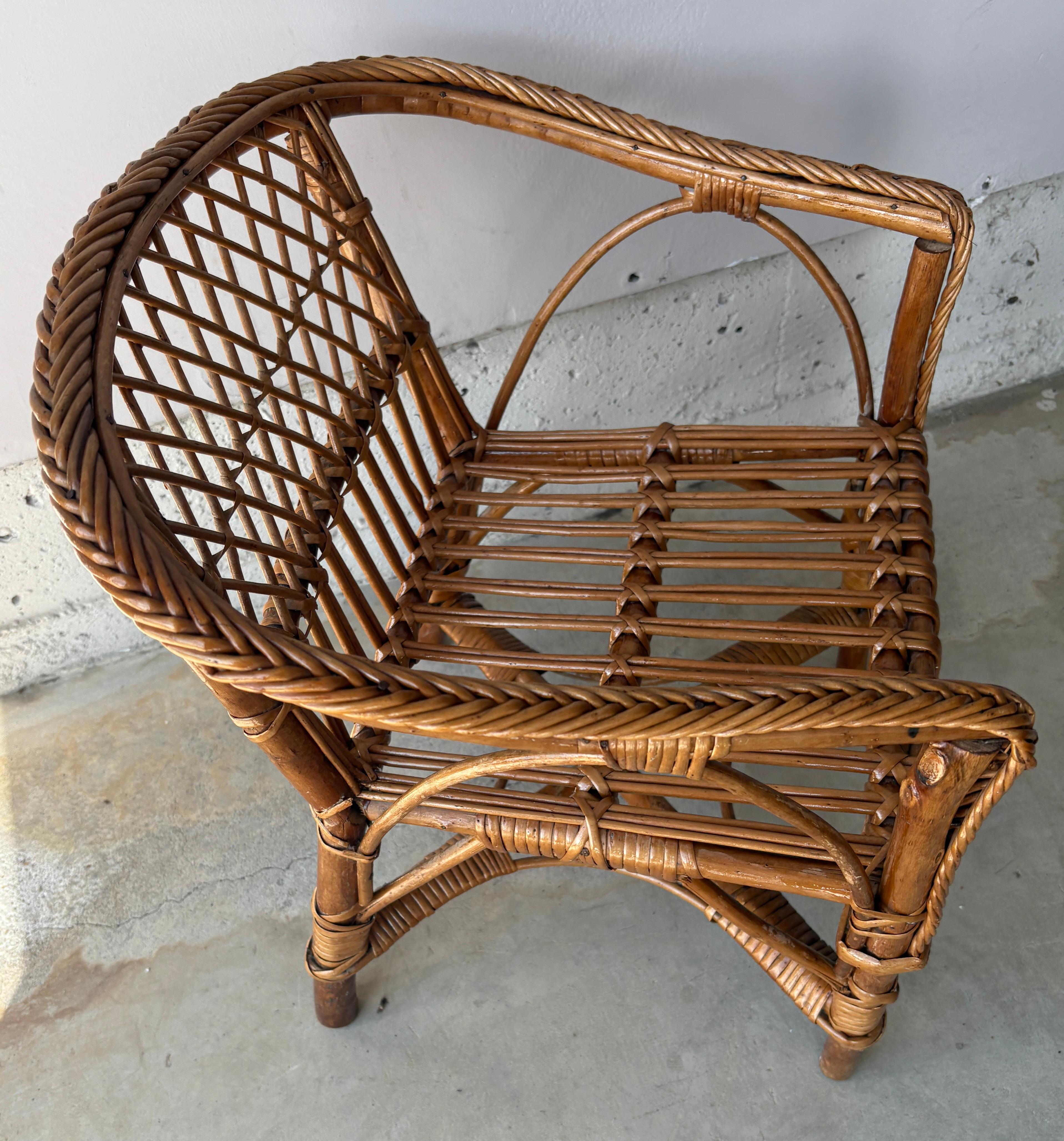 20Thc Sedia per bambini in rattan / bambù in condizioni fantastiche.Questa sedia verrà fornita anche con un  cuscino in pelle scamosciata (pelle) su misura.