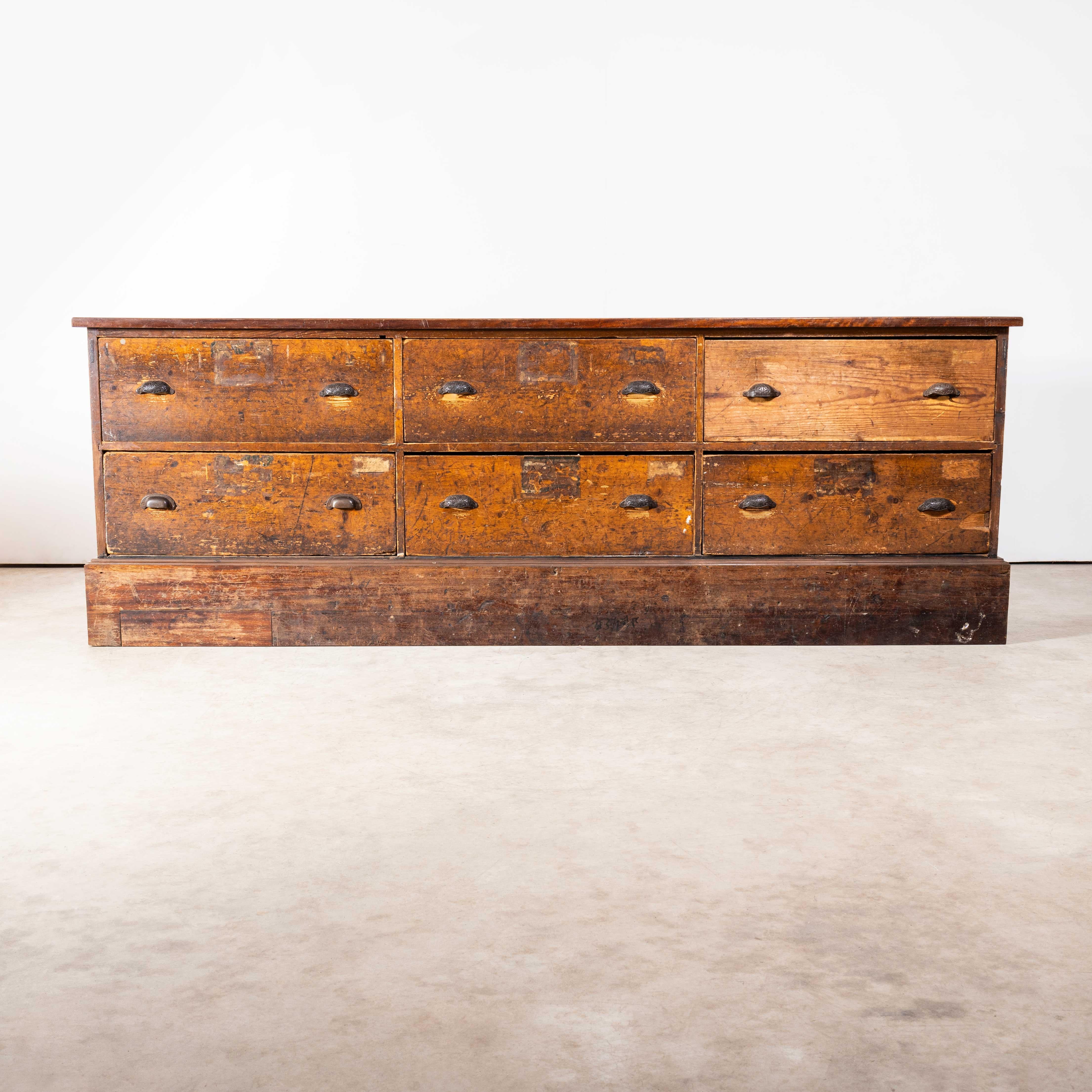 Comptoir de quincaillerie en pitch-pine d'origine des années 1940. 
Acheté dans une vieille ferme du Lincolnshire, ce comptoir a la forme et la taille classiques d'un comptoir de quincaillerie pratique. Fabriqué presque entièrement en pitch pine, un