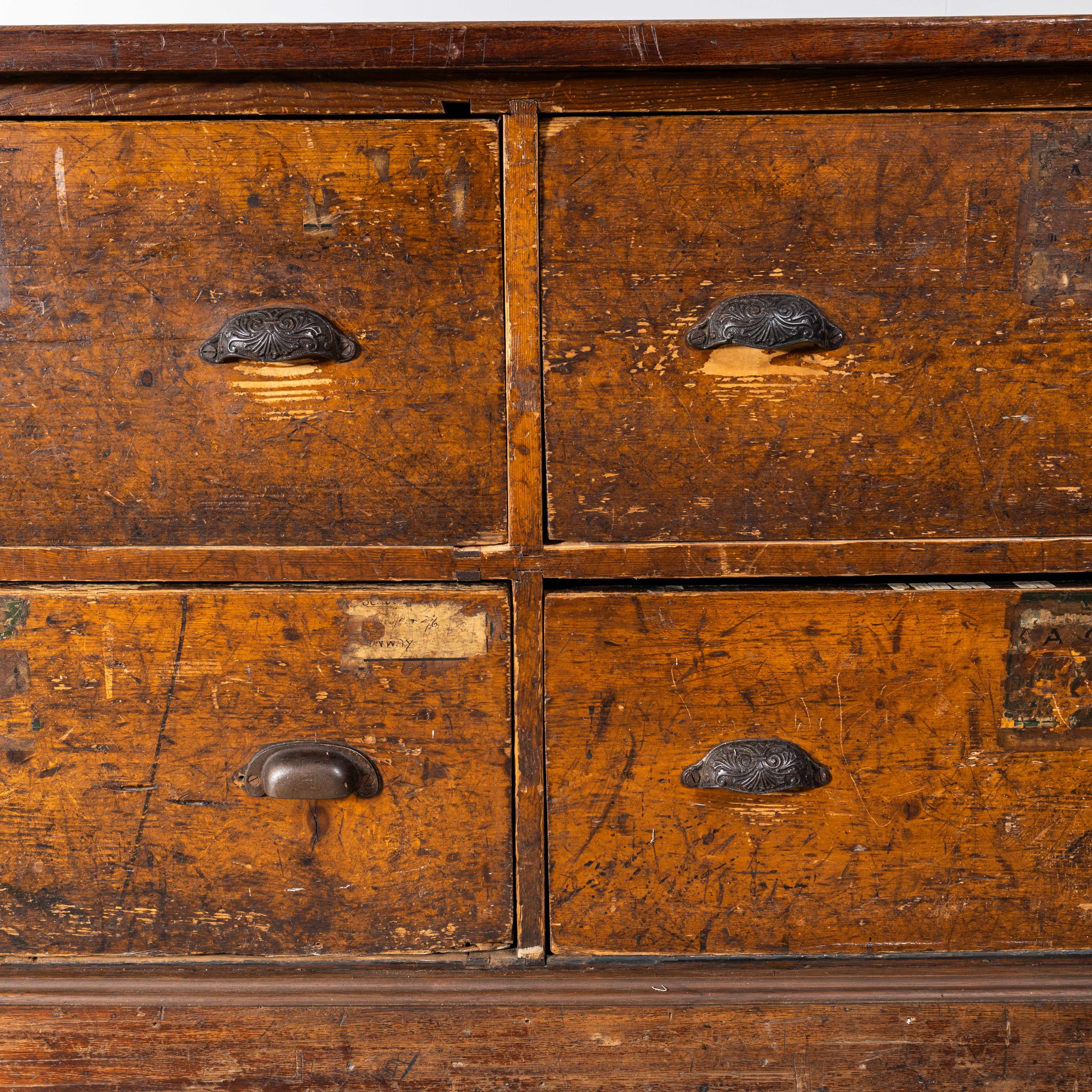 Anglais Commode d'atelier en pin lourde d'origine des années 1940
