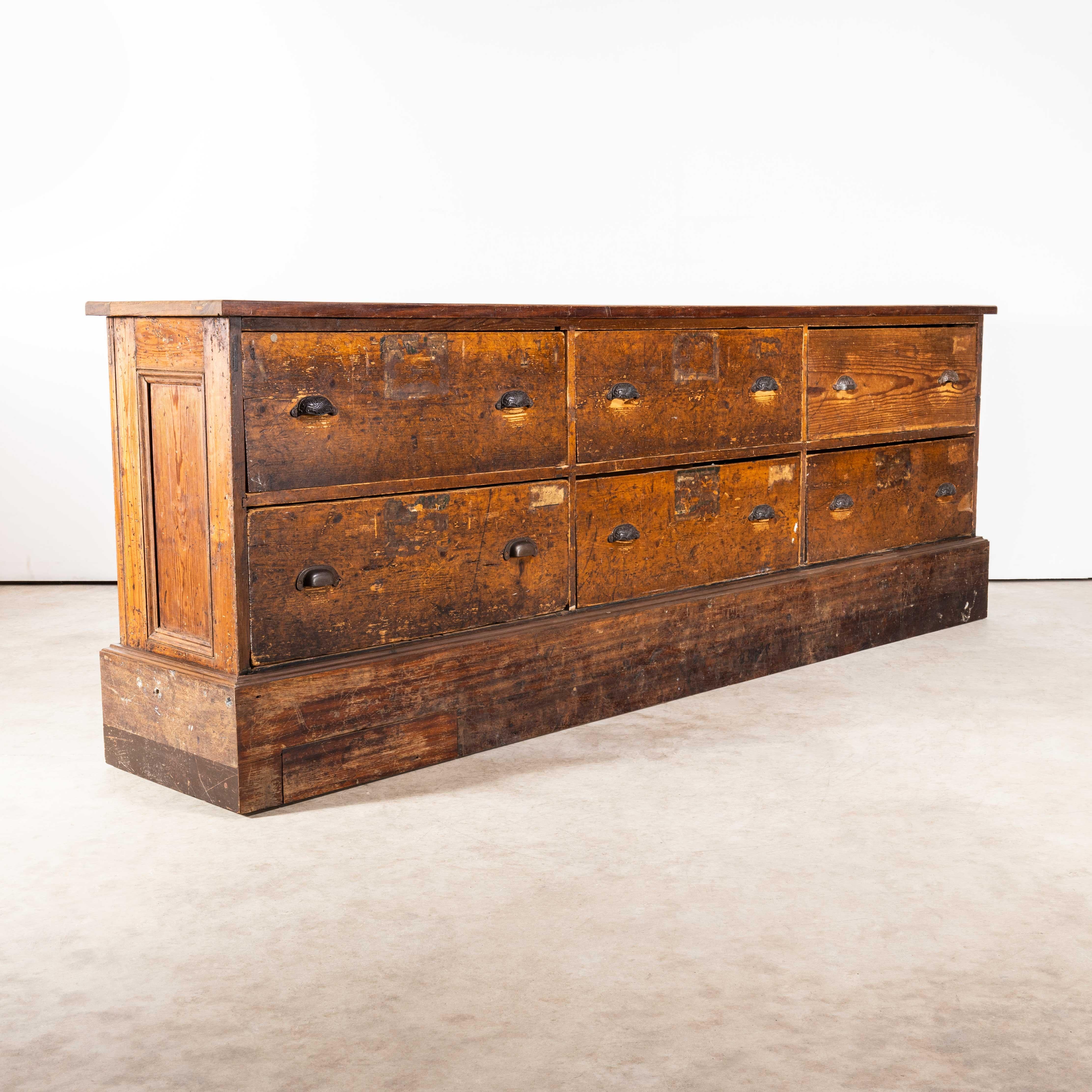 Milieu du XXe siècle Commode d'atelier en pin lourde d'origine des années 1940