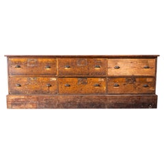 Commode d'atelier en pin lourde d'origine des années 1940