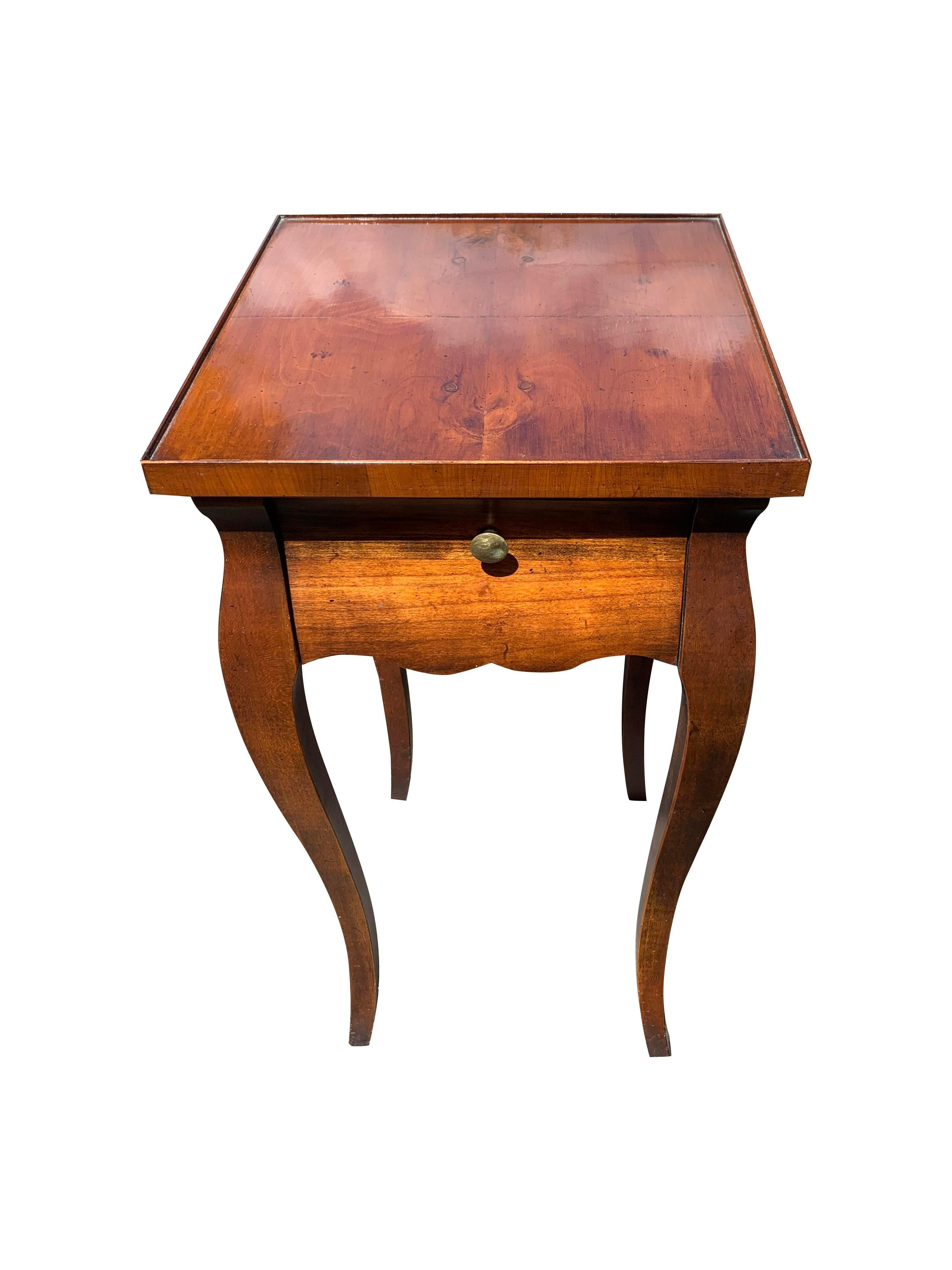 Vintage Hekman Traditionelle Wurzelholzplatte Petite Akzent Beistelltisch

Dieser Beistelltisch im Vintage-Stil ist die perfekte Ergänzung für jedes Haus, das einen Hauch von traditioneller Eleganz sucht. Das einzigartige Design und die hochwertigen