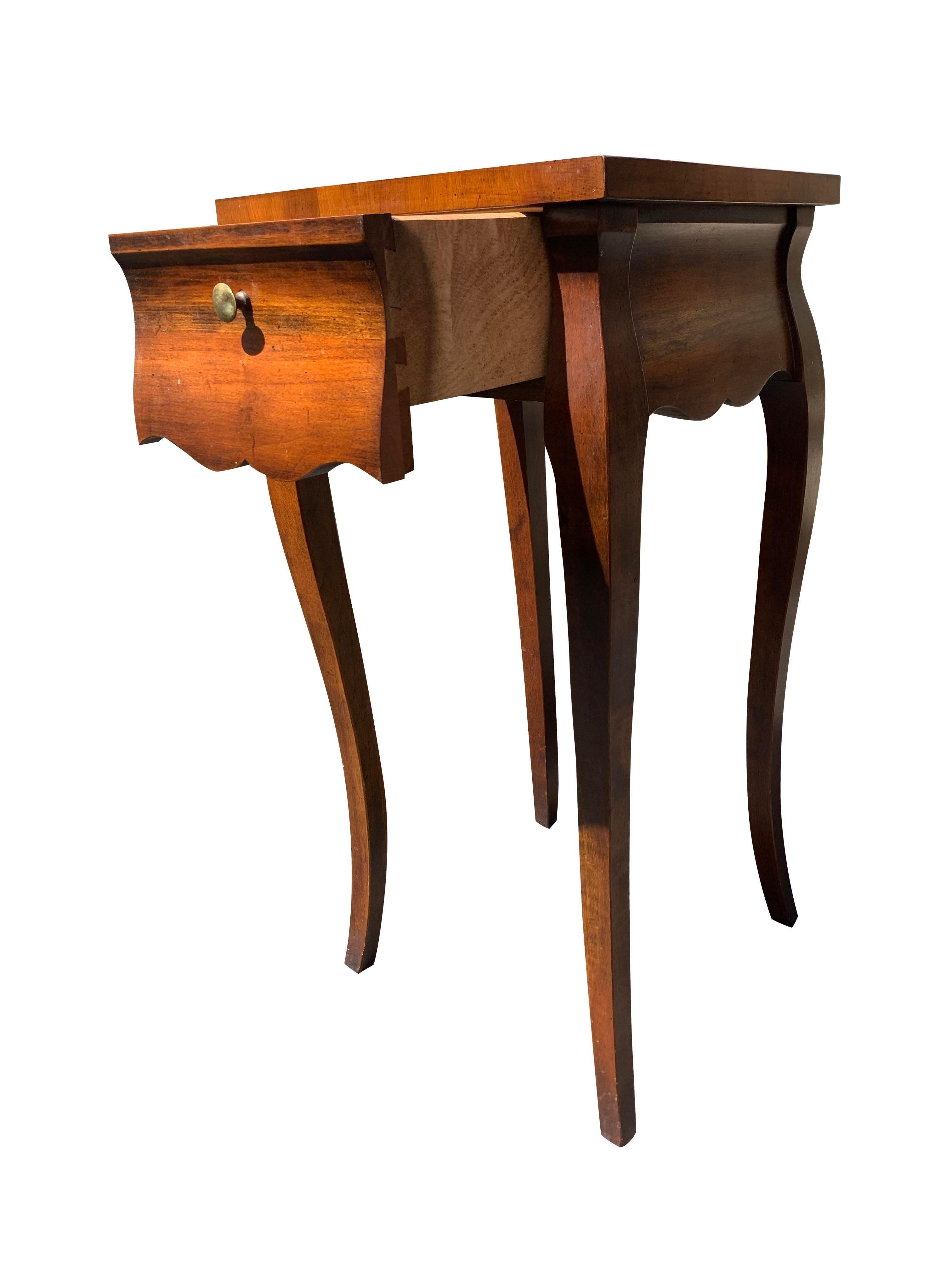 1940er Jahre Hekman Beistelltisch mit gebogenen Beinen und Schublade aus Wurzelholzplatte, kleiner Akzent (Holz) im Angebot