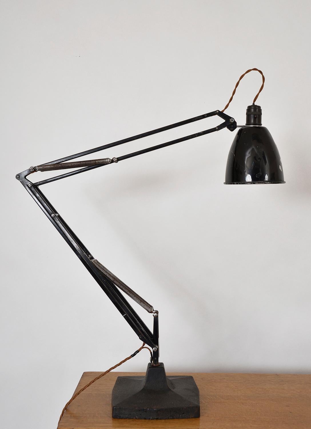 Das Nonplusultra unter den Schreibtischlampen - eine echte Nachkriegslampe mit vier Federn, Modell 1209 Anglepoise, hergestellt von Herbert Terry & Sons, Redditch, England. 
die von George Carwardine 1933 entworfene 
