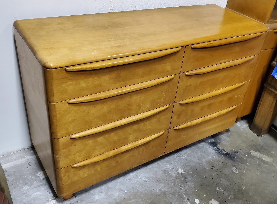 1940s Heywood Wakefield, Russel Wright 8 Drawer Dresser Of Hard Rock Maple The Encore Line.
This Is A Beautiful Solid Wood Dresser Made by Heywood Wakefield Furniture Manufacturing Co. USA, Designed By Russel Wright.
This Is An 8 Drawer Dresser Of