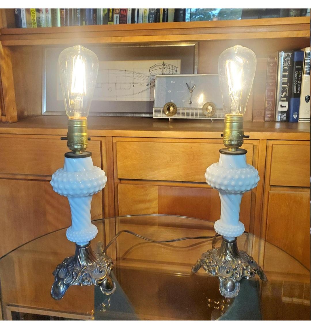 1940er Jahre Hobnail-Milchglas-Lampen, ein Paar im Zustand „Gut“ im Angebot in Waxahachie, TX