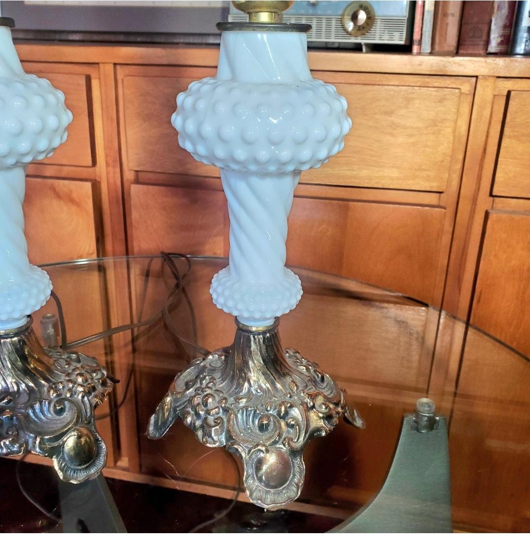 Laiton Paire de lampes en verre au lait Hobnail des années 1940 en vente