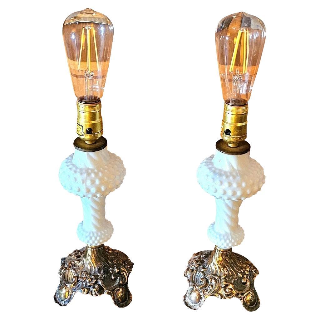 Paire de lampes en verre au lait Hobnail des années 1940 en vente