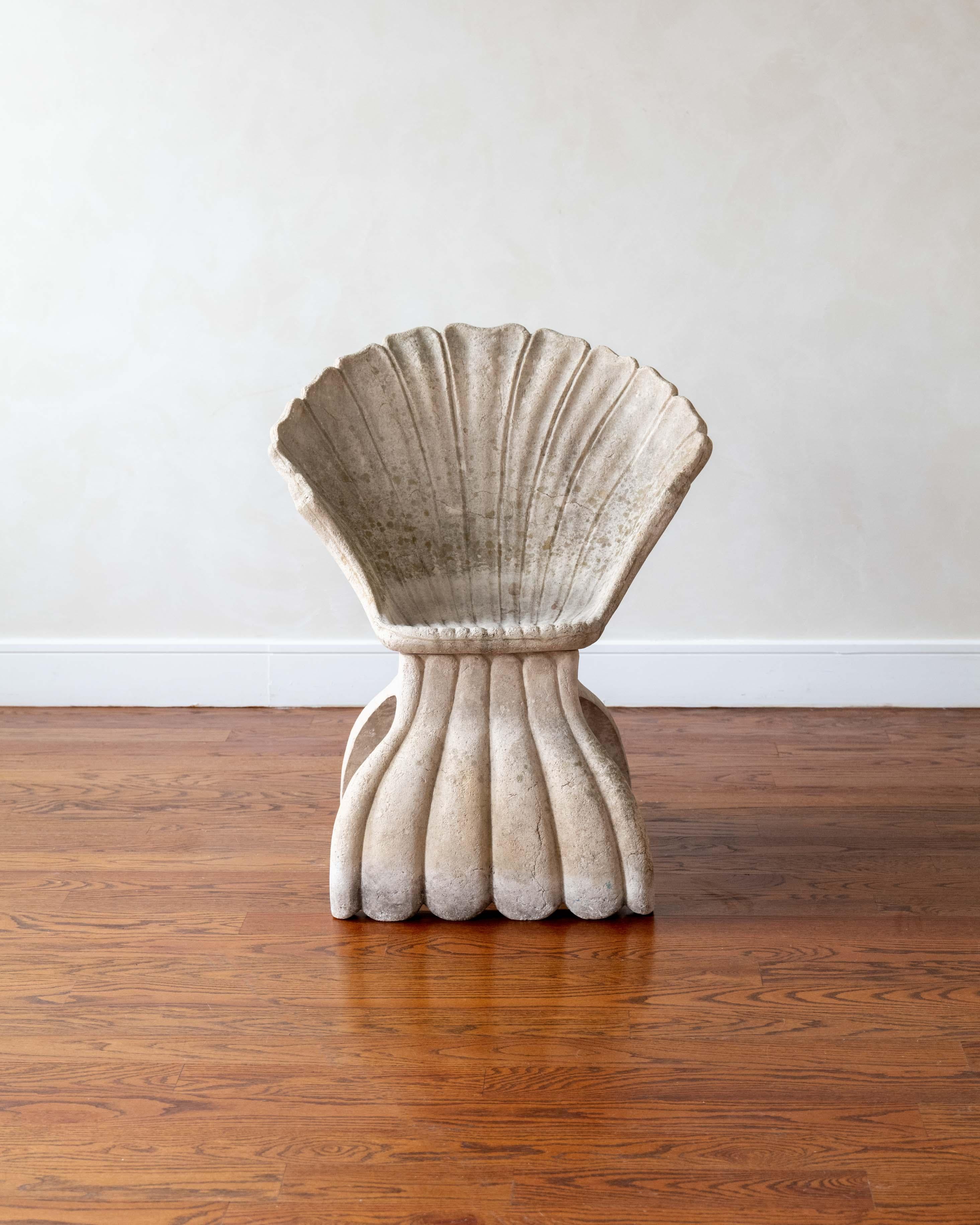 Un pezzo scultoreo che cattura il glamour del design della metà del XX secolo, questa sedia a conchiglia degli anni '40 è realizzata in resina di pietra cava. Il suo elegante schienale a forma di conchiglia e la base organica e fluida evocano il