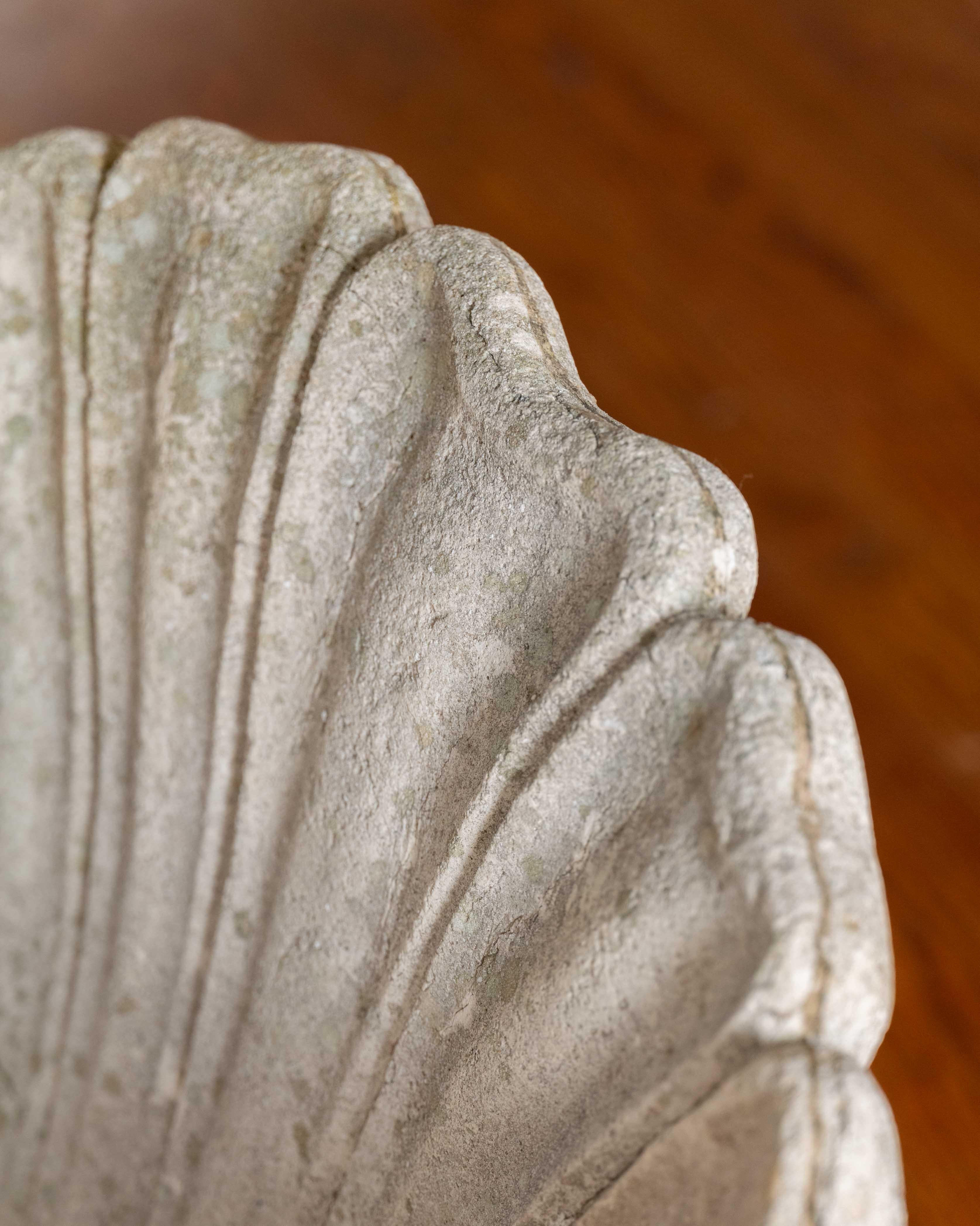 Metà XX secolo Sedia a conchiglia in pietra cava degli anni '40 in vendita