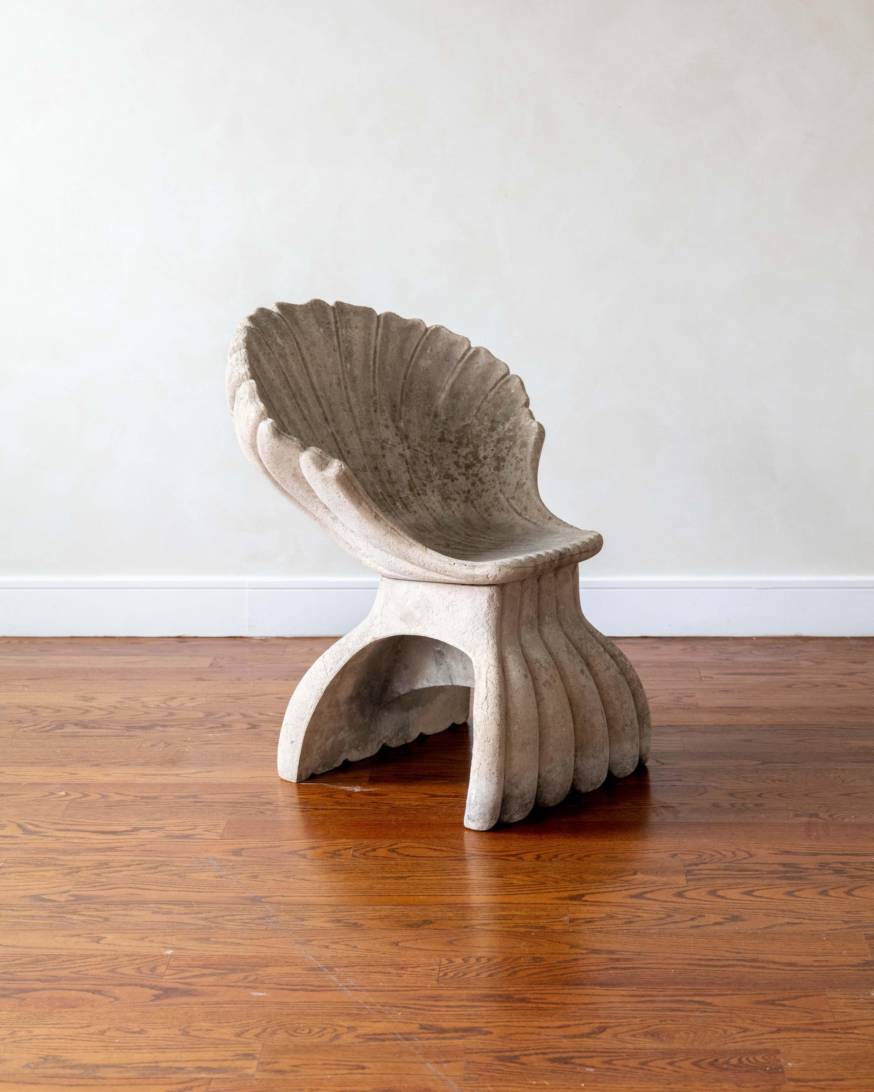 Chaise à clapet en pierre creuse des années 1940