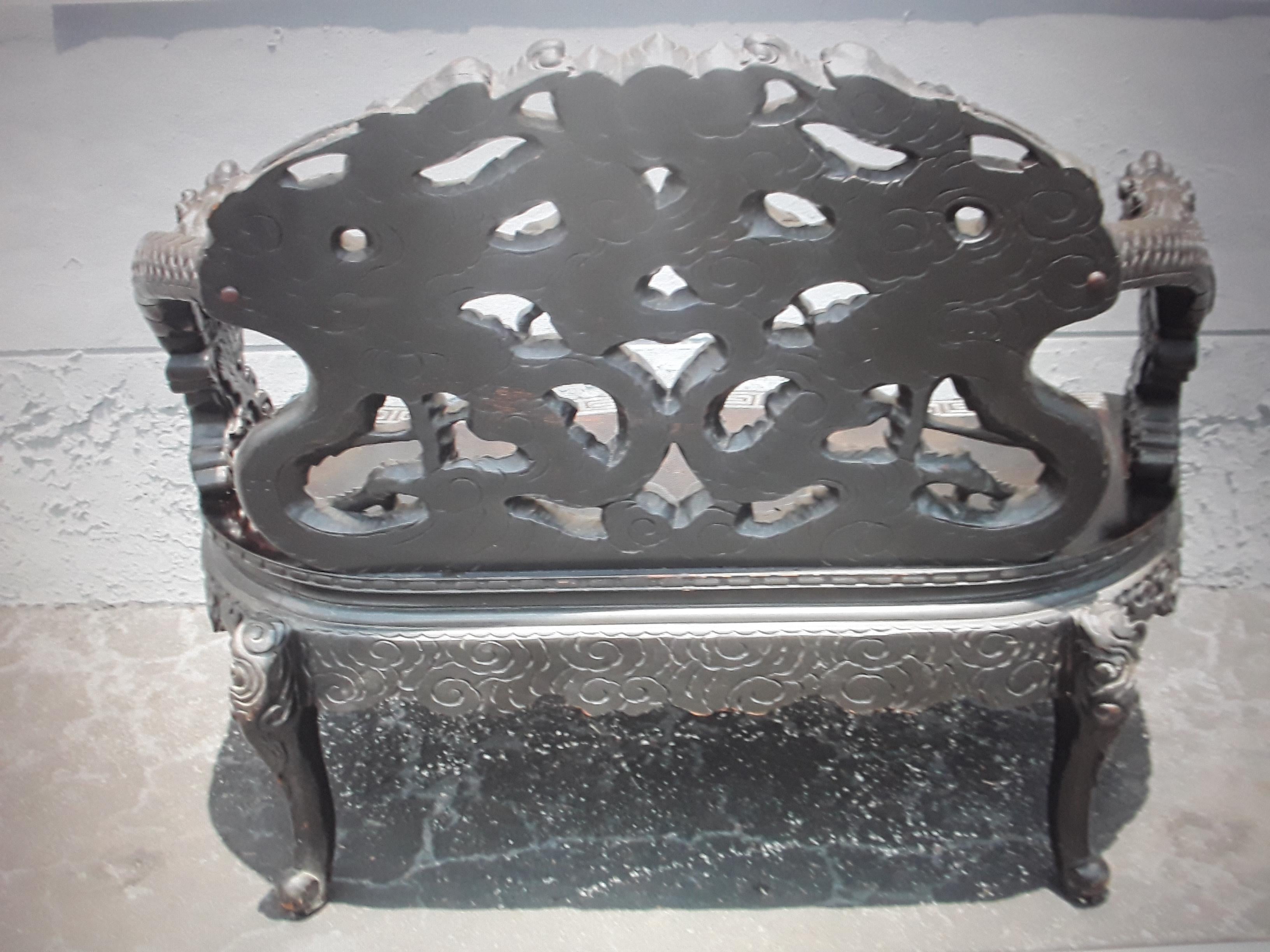Mid-20th Century 1940s Hollywood Regench Carved and Ebonized Wood Sitting Bench Chinoiserie/Asian For Sale