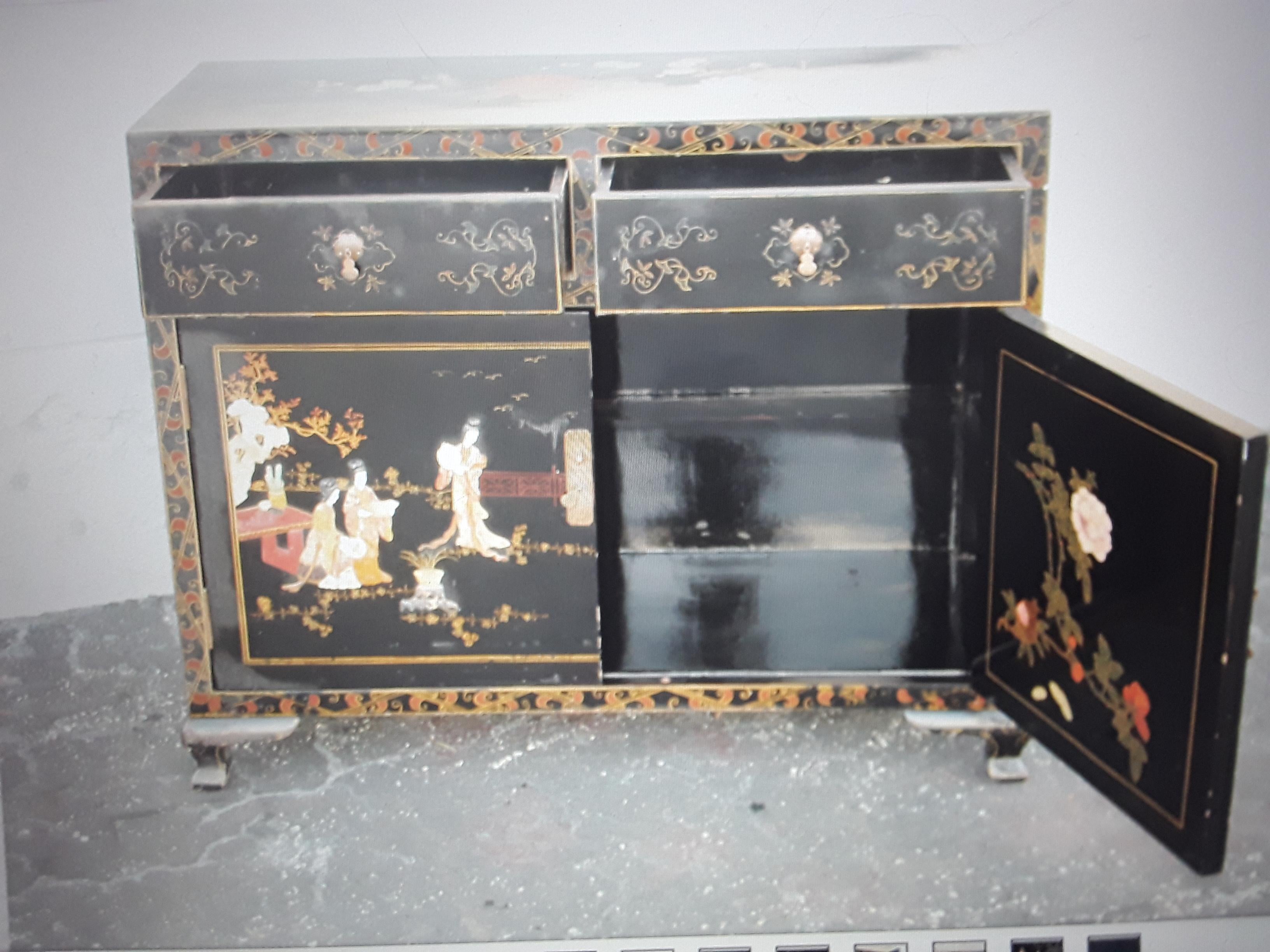1940's Hollywood Regency Asian Chinoiserie Black Lacquered and Painted Buffet For Sale 3