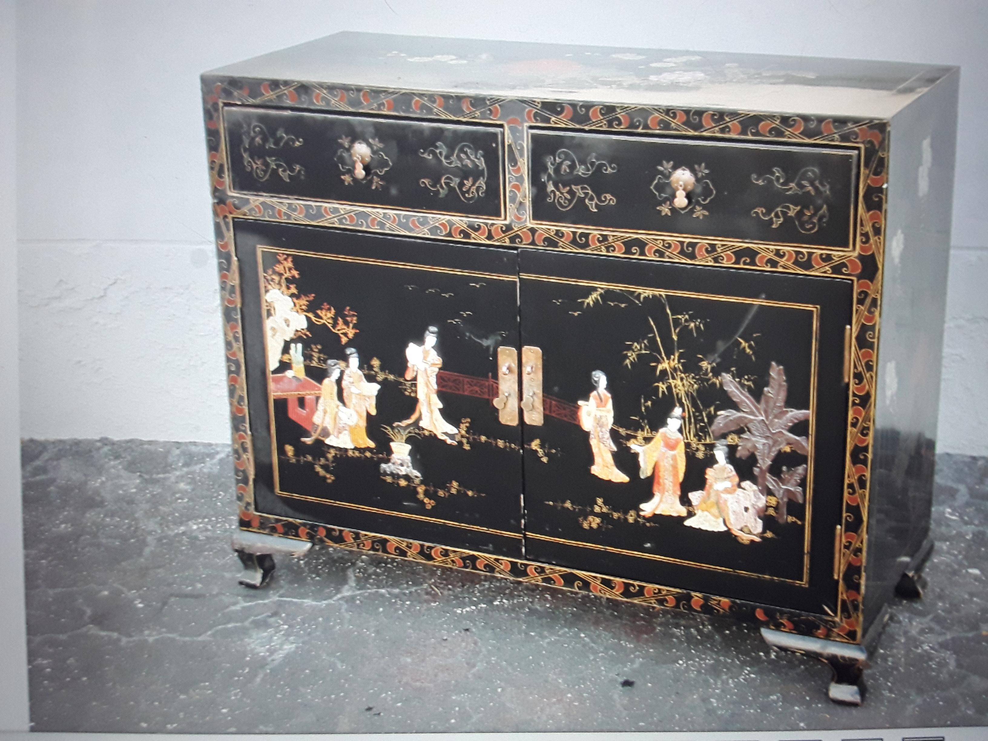 1940's Hollywood Regency Asian Chinoiserie Black Lacquered and Painted Buffet For Sale 4