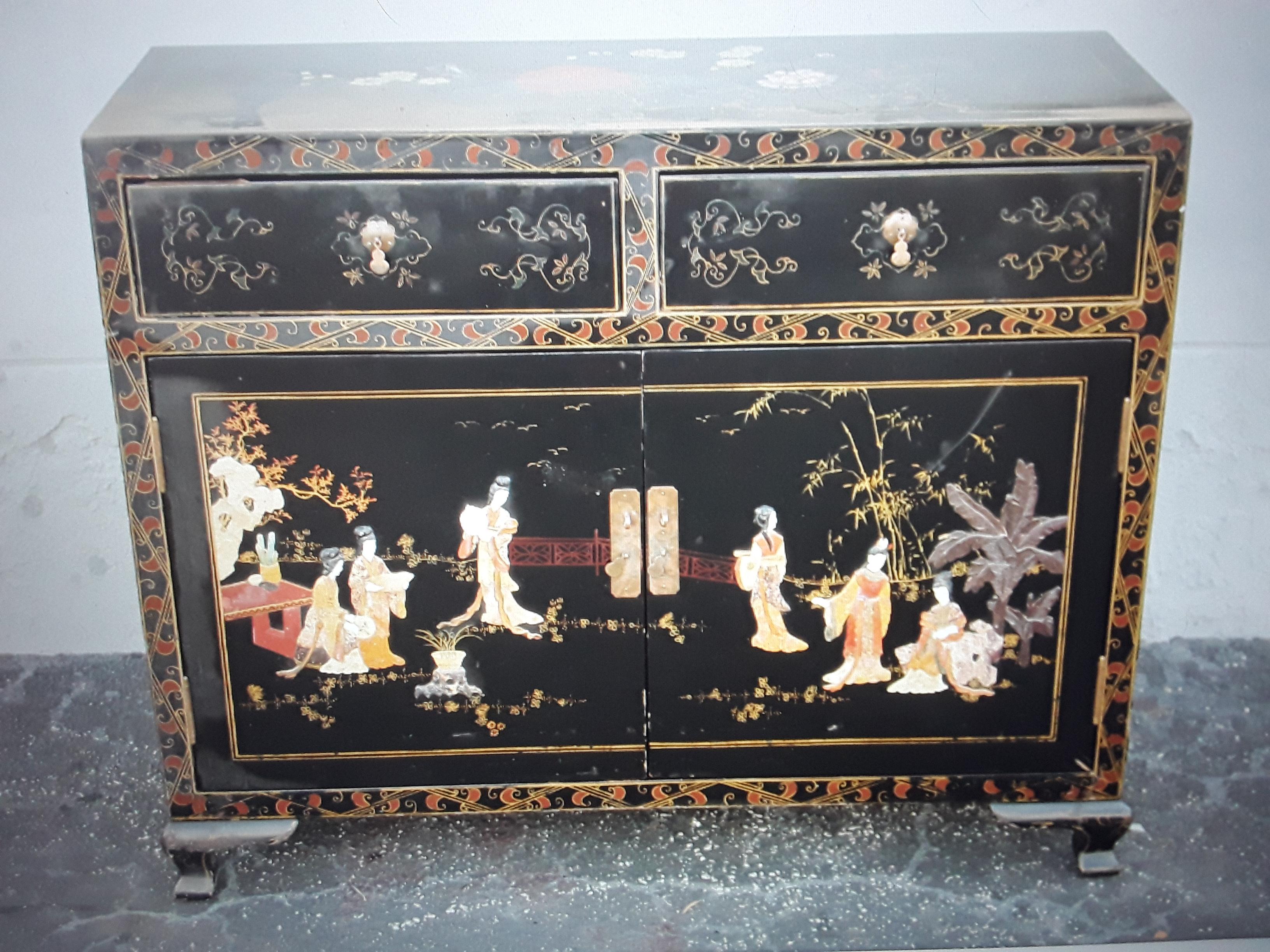 1940's Hollywood Regency Asian Chinoiserie Black Lacquered and Painted Buffet For Sale 5