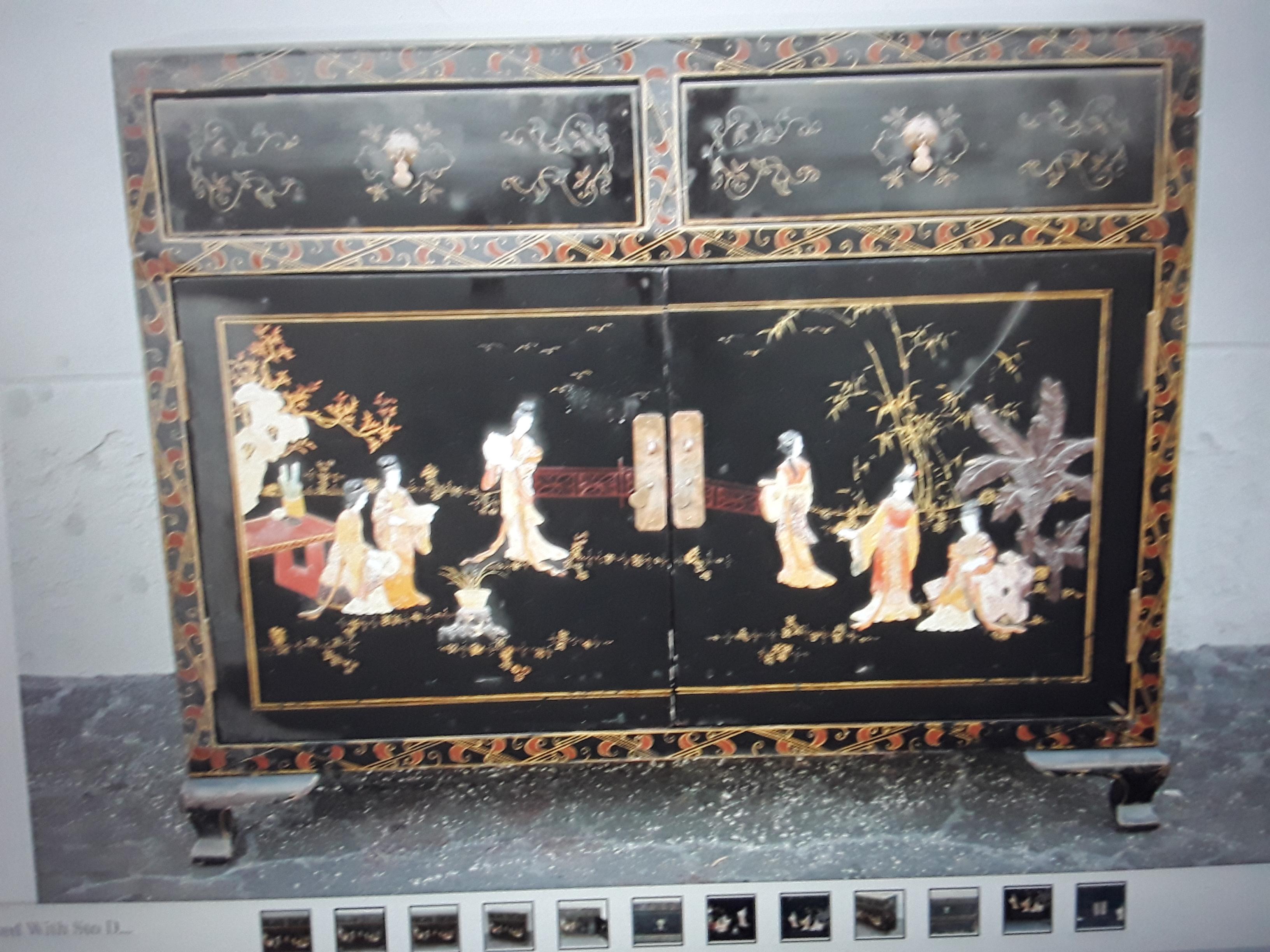 1940's Hollywood Regency Asian Chinoiserie Black Lacquered and Painted Buffet For Sale 6