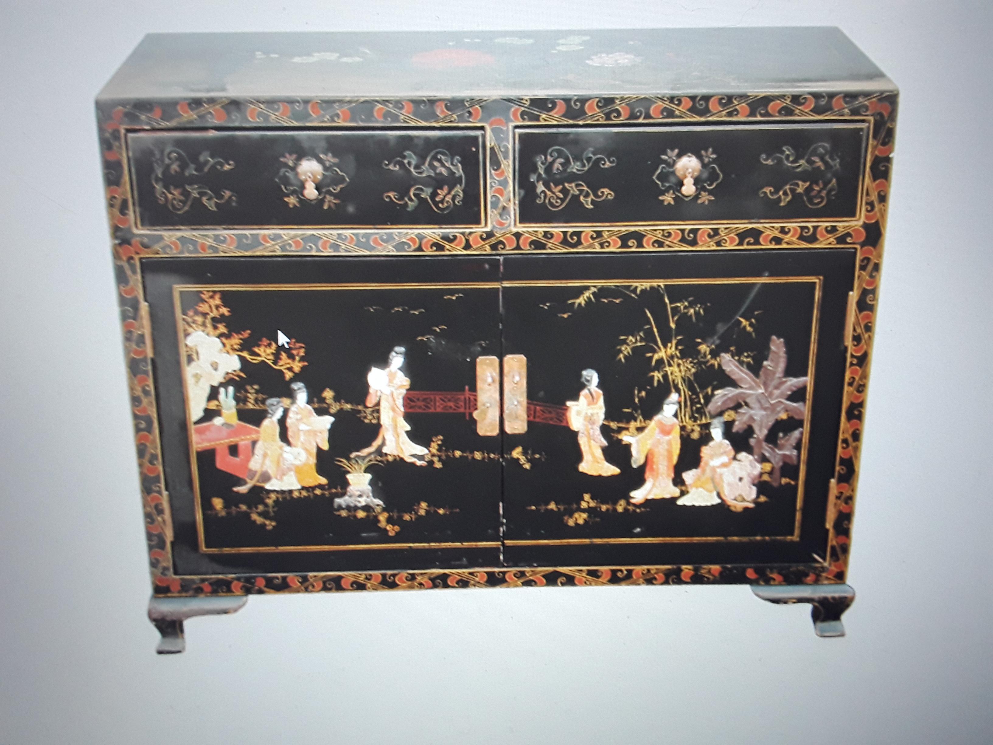 1940's Hollywood Regency Asian Chinoiserie Black Lacquered and Painted Buffet For Sale 7