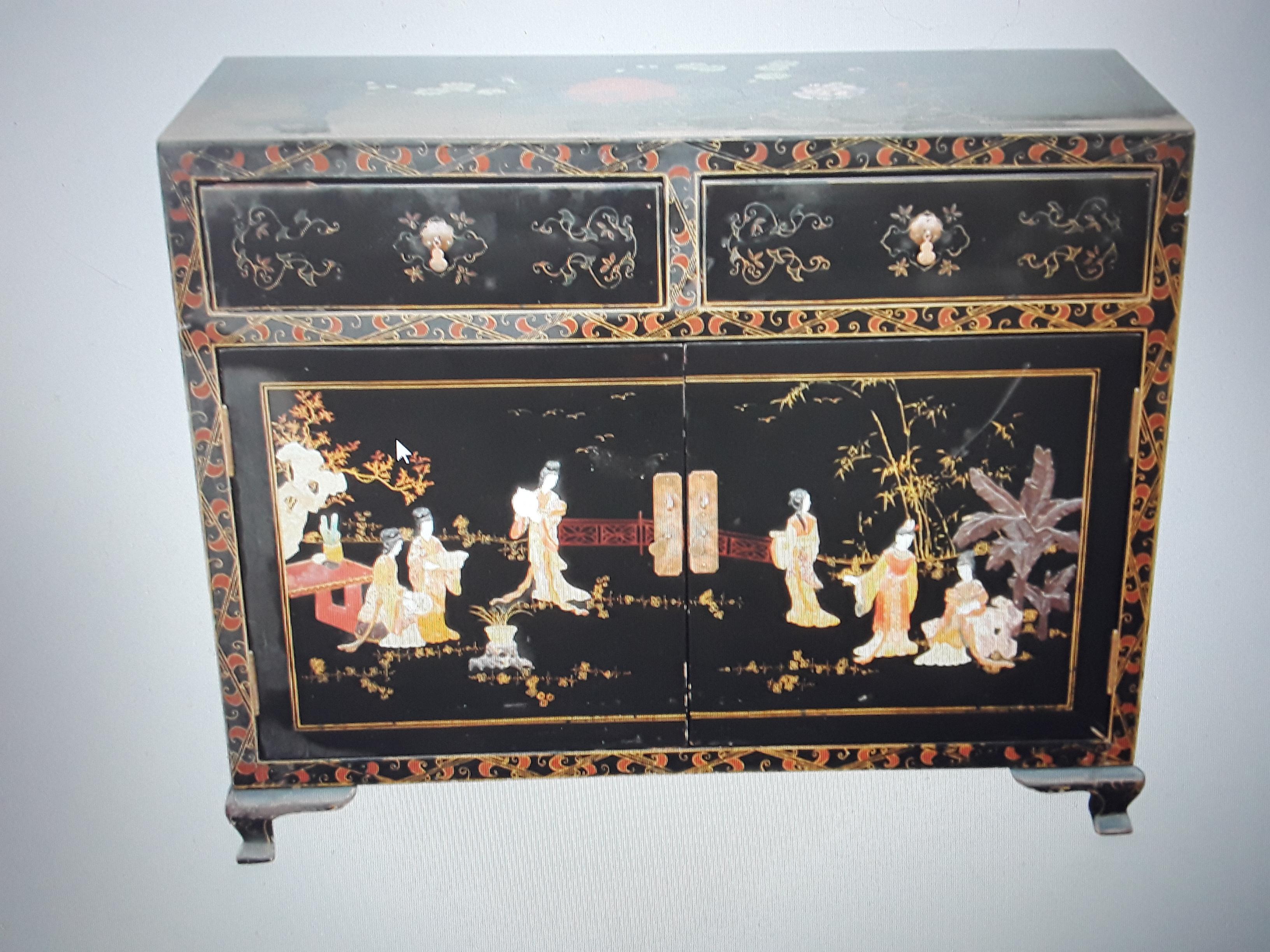 1940's Hollywood Regency Asian Chinoiserie Black Lacquered and Painted Buffet For Sale 8