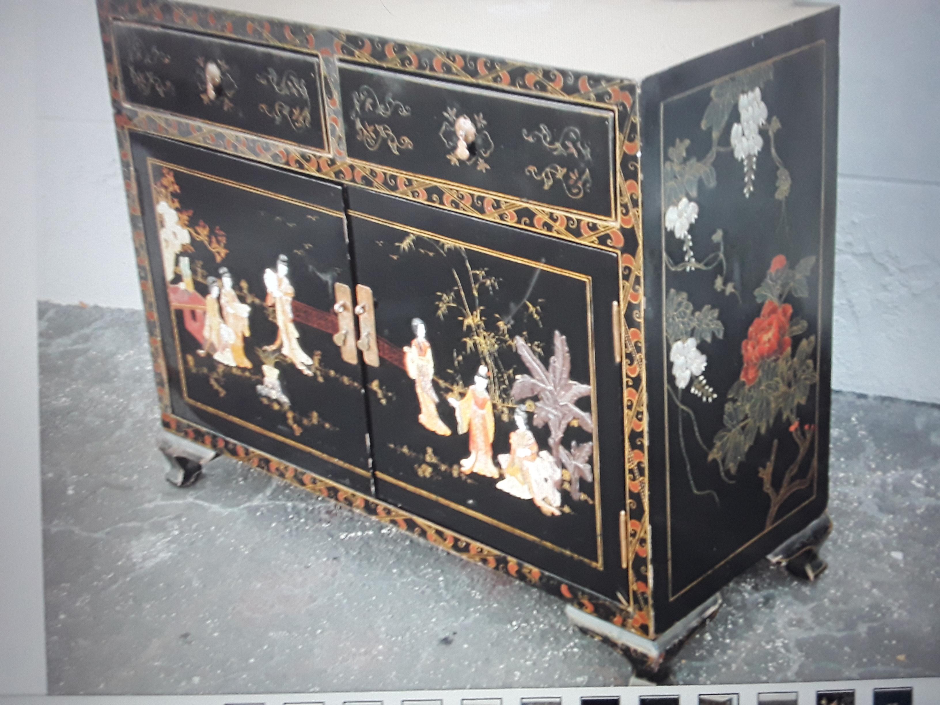 1940's Hollywood Regency Asian Chinoiserie Black Lacquered and Painted Buffet In Good Condition For Sale In Opa Locka, FL