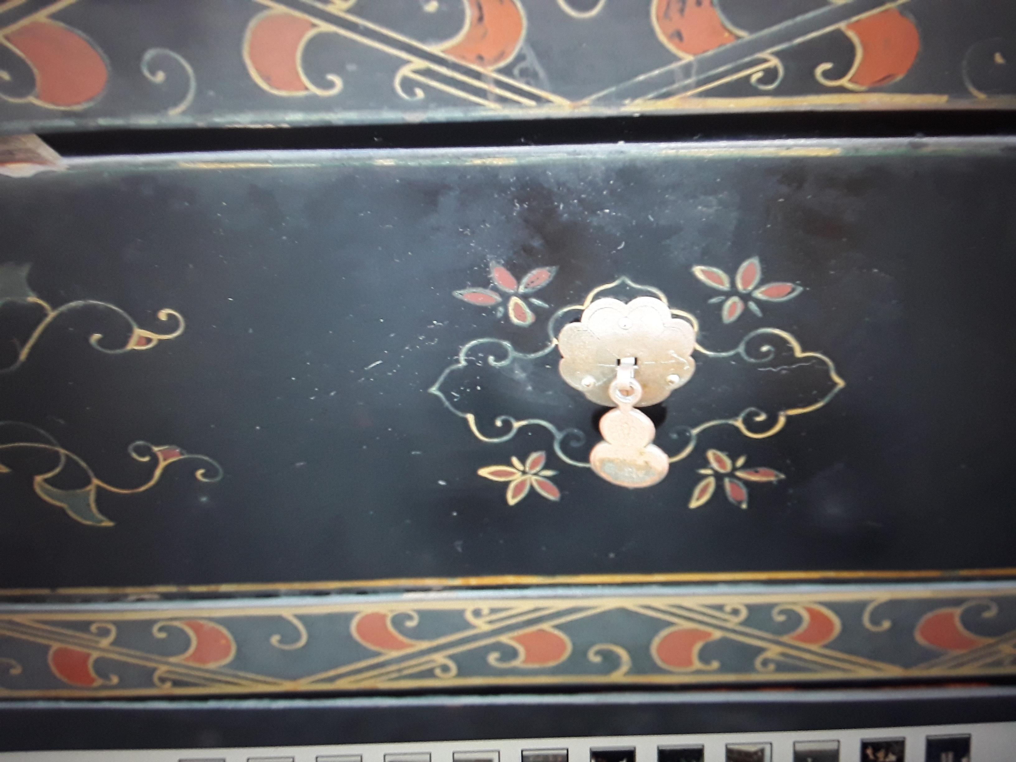 1940's Hollywood Regency Asian Chinoiserie Black Lacquered and Painted Buffet For Sale 1