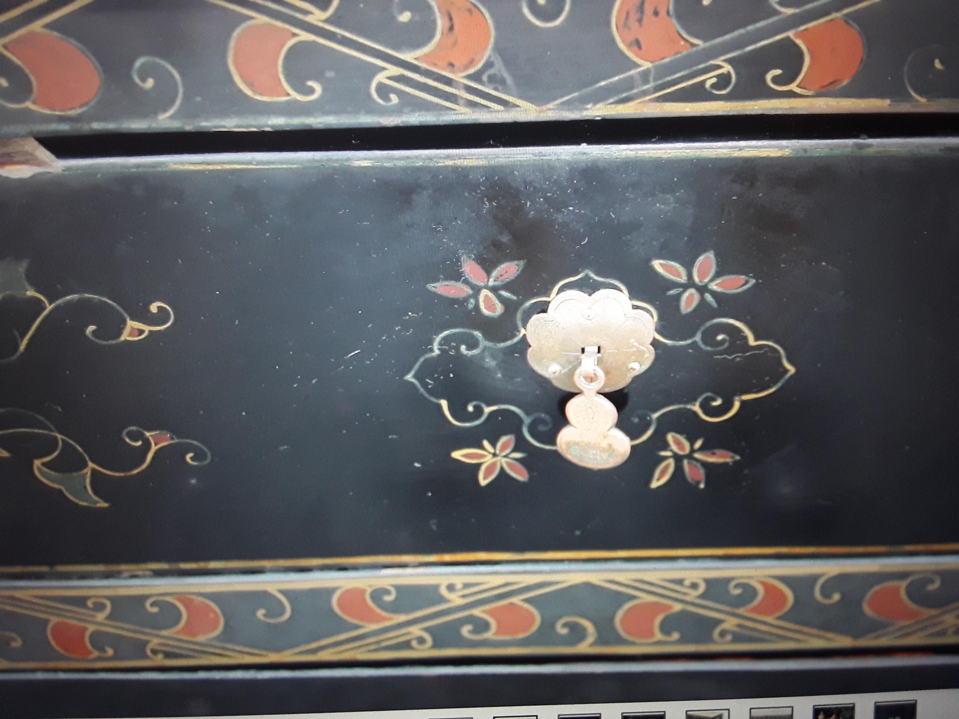 1940's Hollywood Regency Asian Chinoiserie Black Lacquered and Painted Buffet For Sale 2