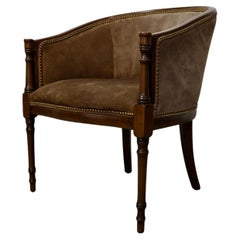 Poltrona Hollywood Regency del 1940 con schienale a botte e pelle scamosciata
