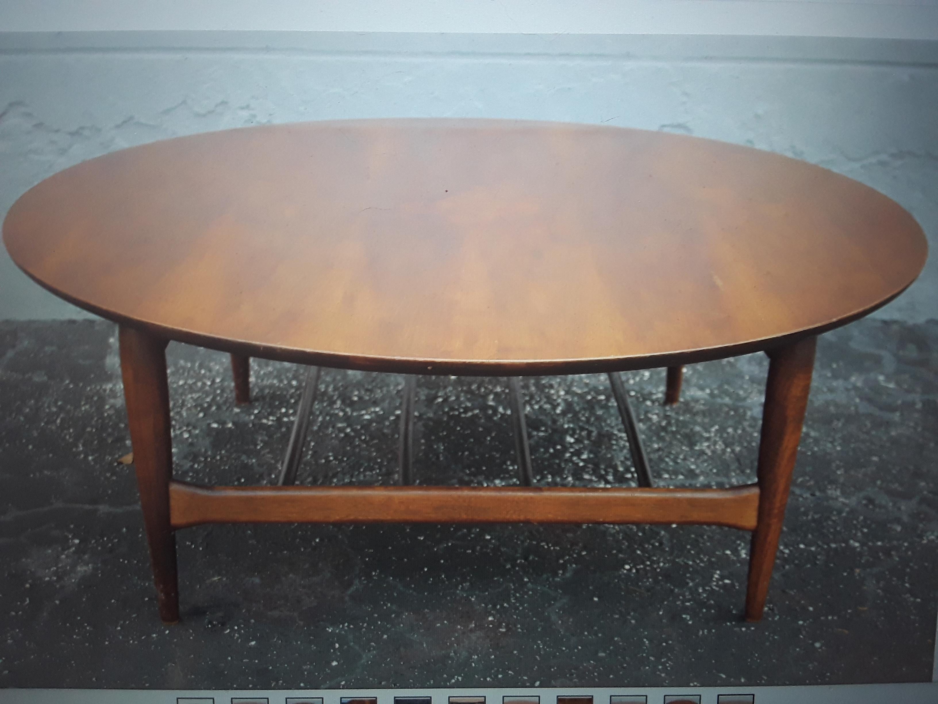 Table à café/cocktail en acajou de style régence hollywoodienne des années 1940. Espace de stockage.
Une table étonnante.