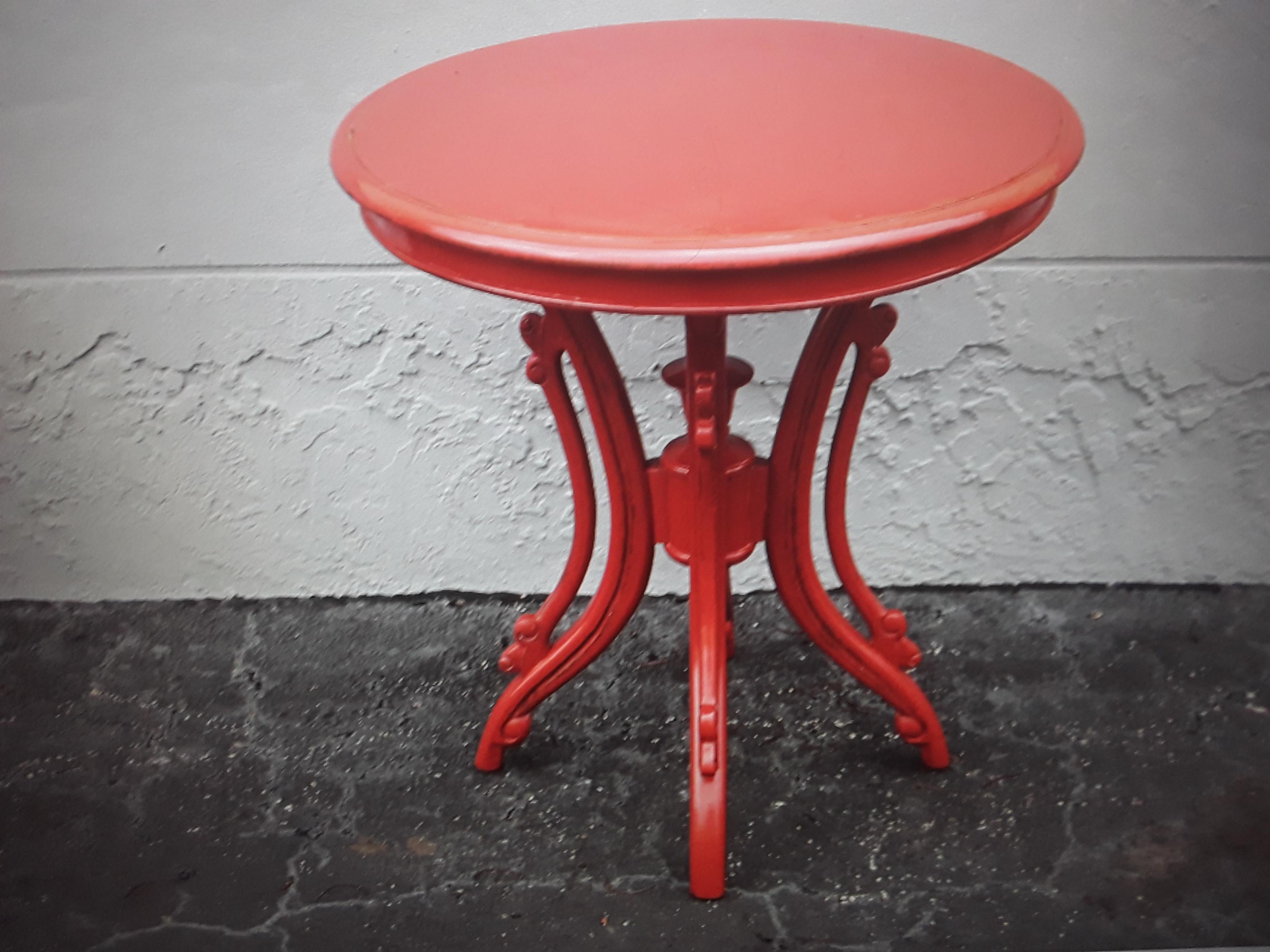 1940's Hollywood Regency Accent/ Occasional/ Side Table. Originale rote Lackierung.
