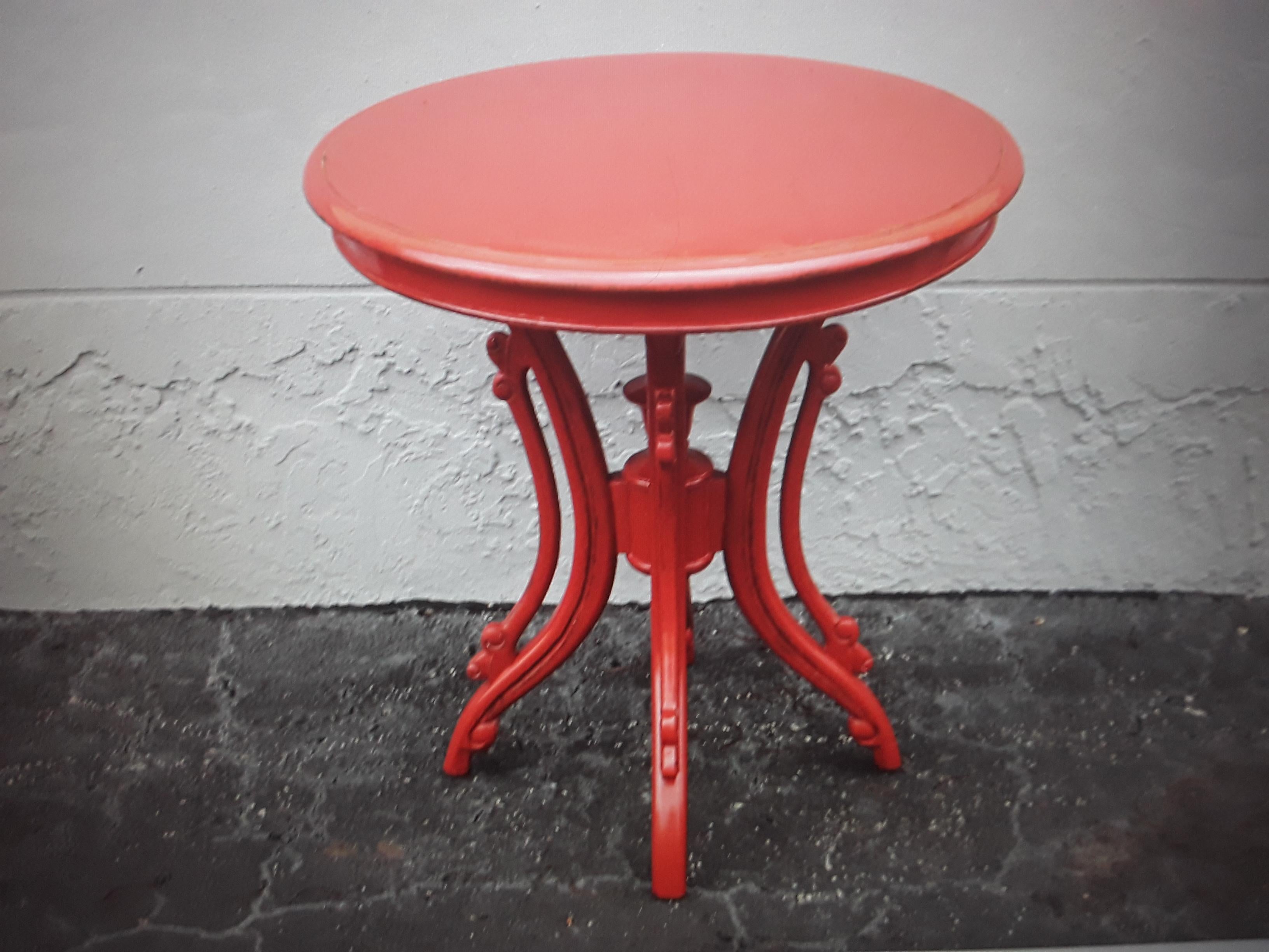 1940's Hollywood Regency Original Red Color Occasional/ Accent/ Side Table In Good Condition For Sale In Opa Locka, FL