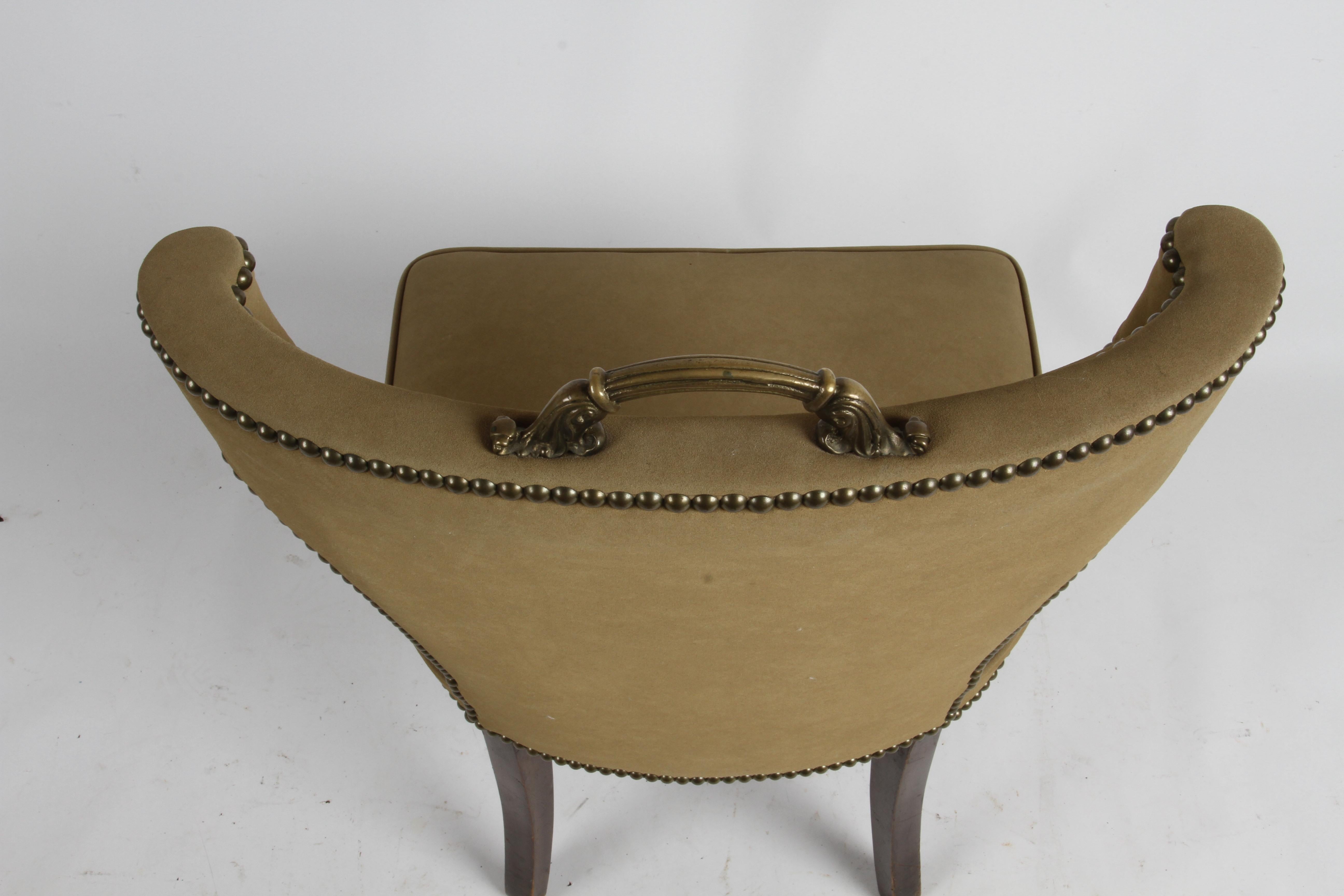 Chaise de bureau en daim des années 1940, de style Hollywood Regency, avec poignée en laiton et garniture à clous. en vente 4