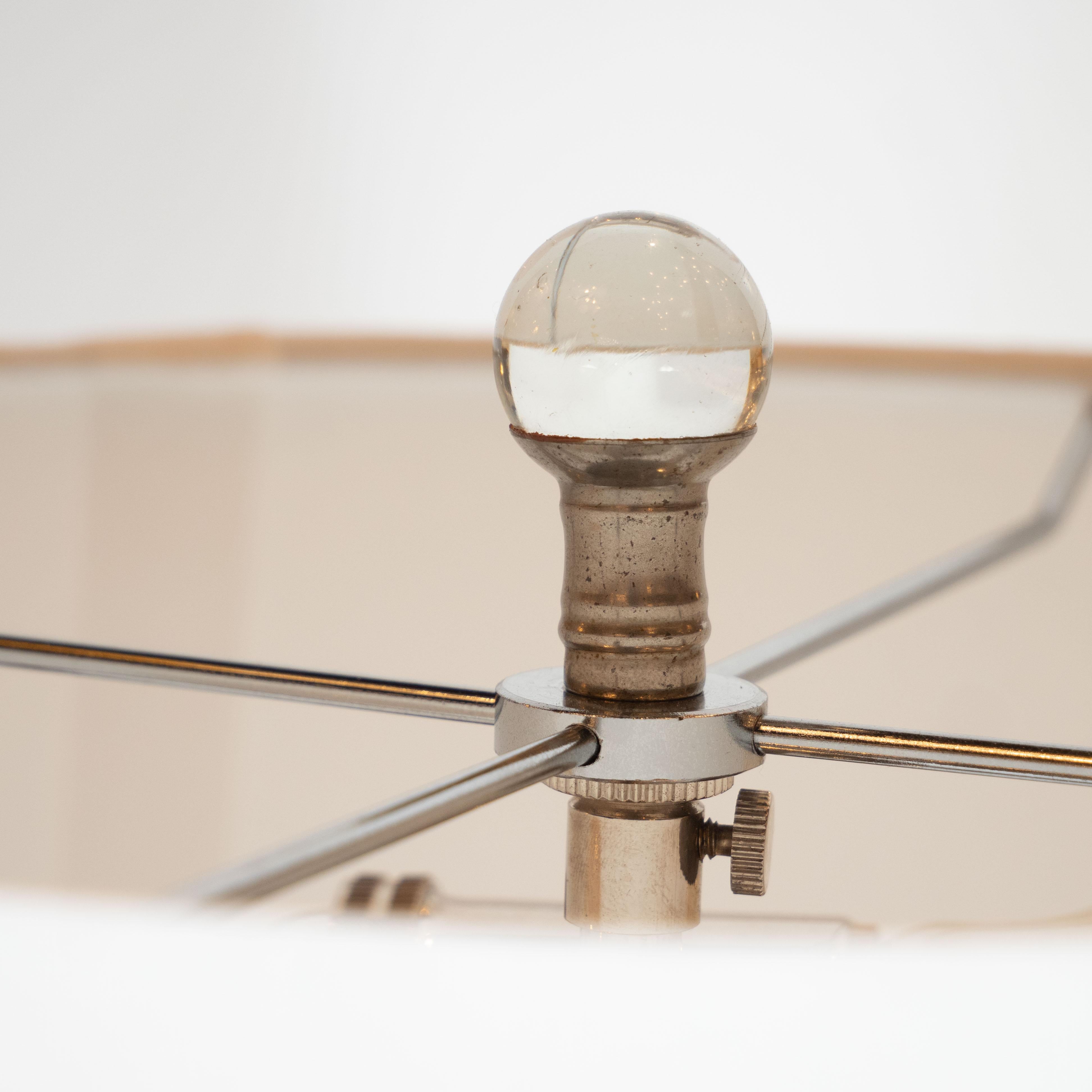 Lampe de bureau en cristal taillé translucide Hollywood Regency des années 1940 avec détails en acanthe en vente 4