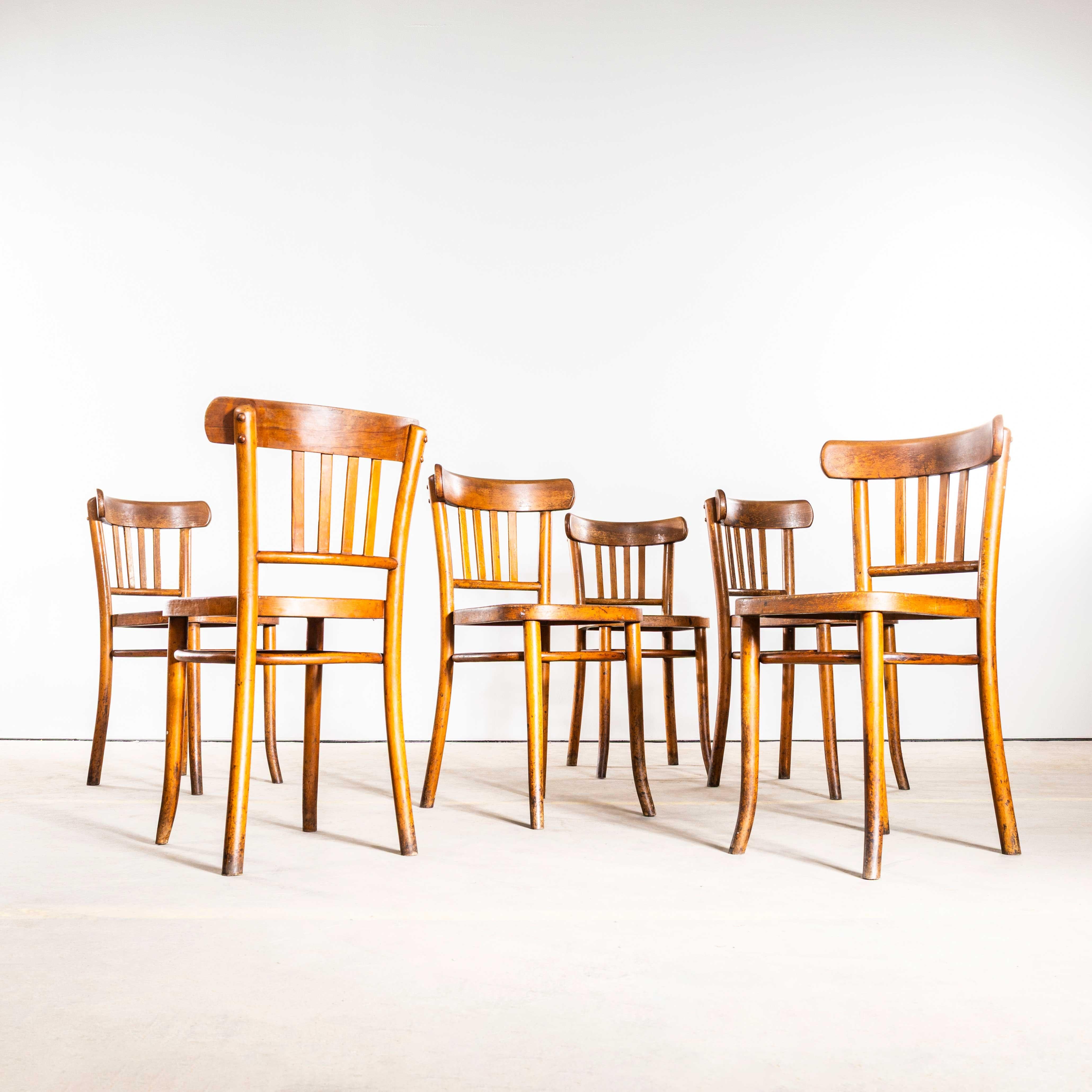 Sedie da pranzo in legno di Oak Oak del 1940 - Set di sei. 
Il processo di curvatura a vapore del faggio per creare sedie eleganti è stato scoperto e sviluppato da Thonet; queste sedie sono prodotte da Ton, un'emanazione di Thonet durante i