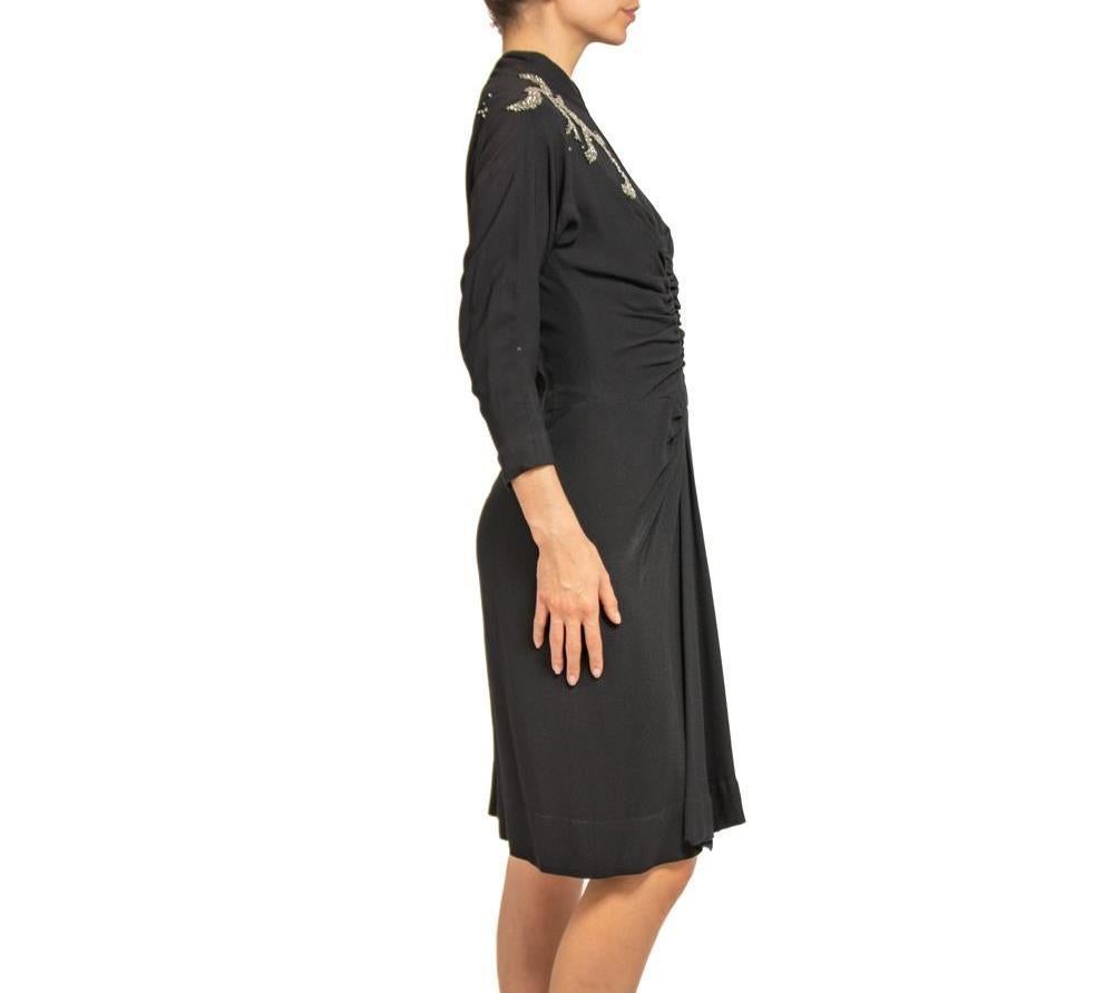 1940S HOWARD GREER Robe de cocktail en crêpe de soie noire avec détails perlés sur les épaules Pour femmes en vente
