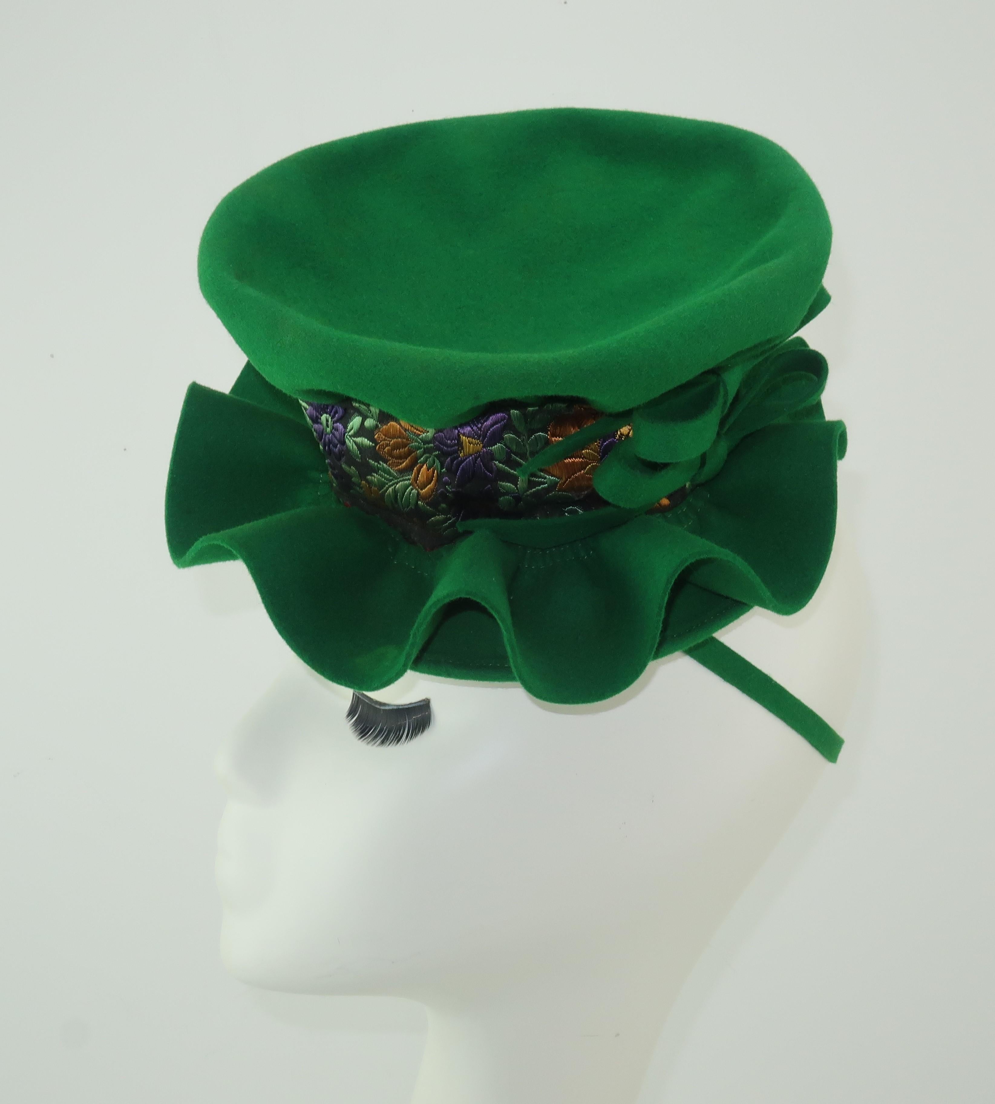 1940's Howard Hodge Green Tilt Fascinator Hat In Fair Condition In Atlanta, GA