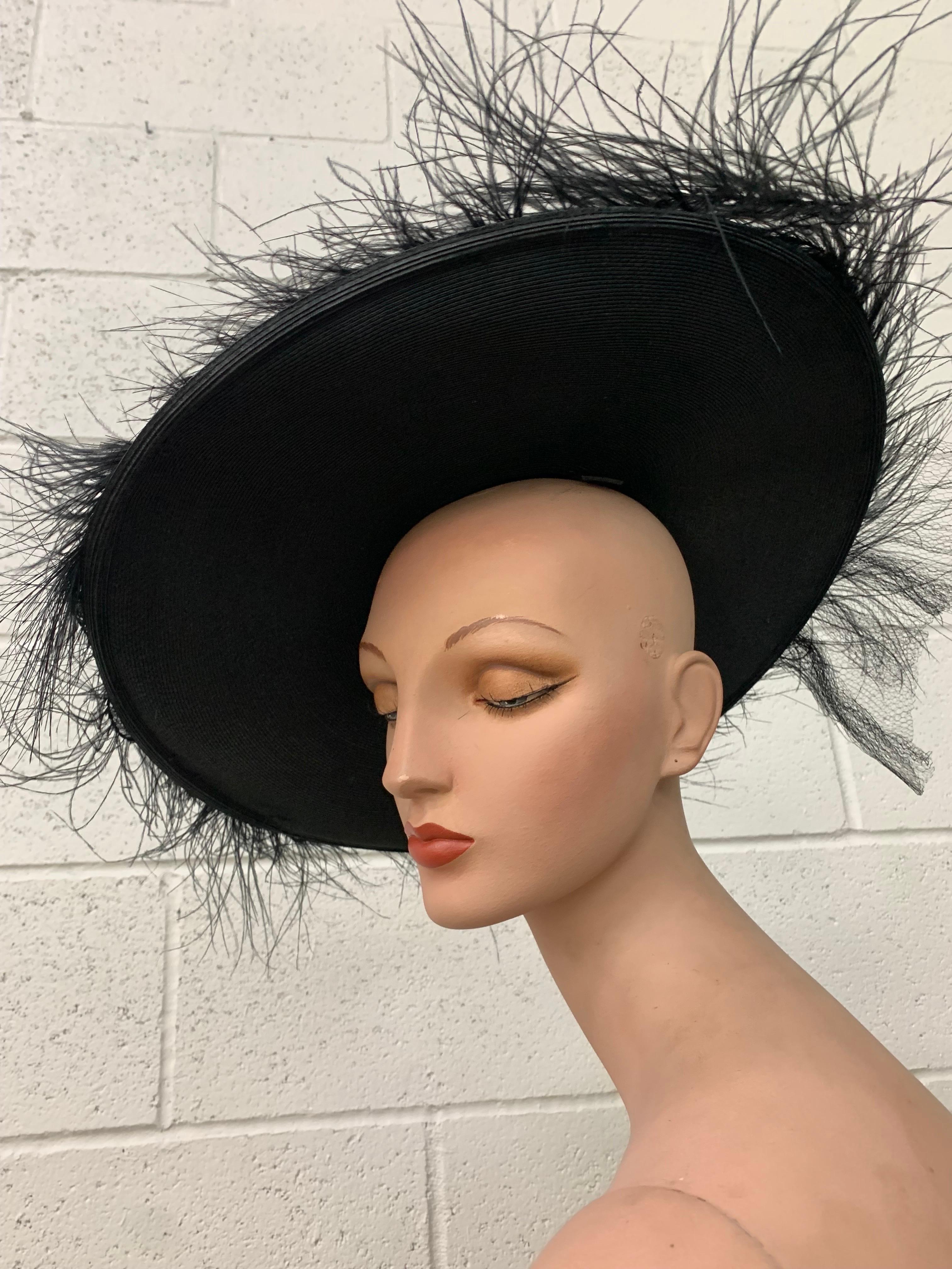 1940's I Magnin Black Fine Straw Cartwheel Hat with Low Crown & Wispy Egret Feather Trim :  La couronne du chapeau est astucieusement écrasée et cousue dans cette position. La couronne est enveloppée d'un tulle noir qui s'étire dans le dos. Taille