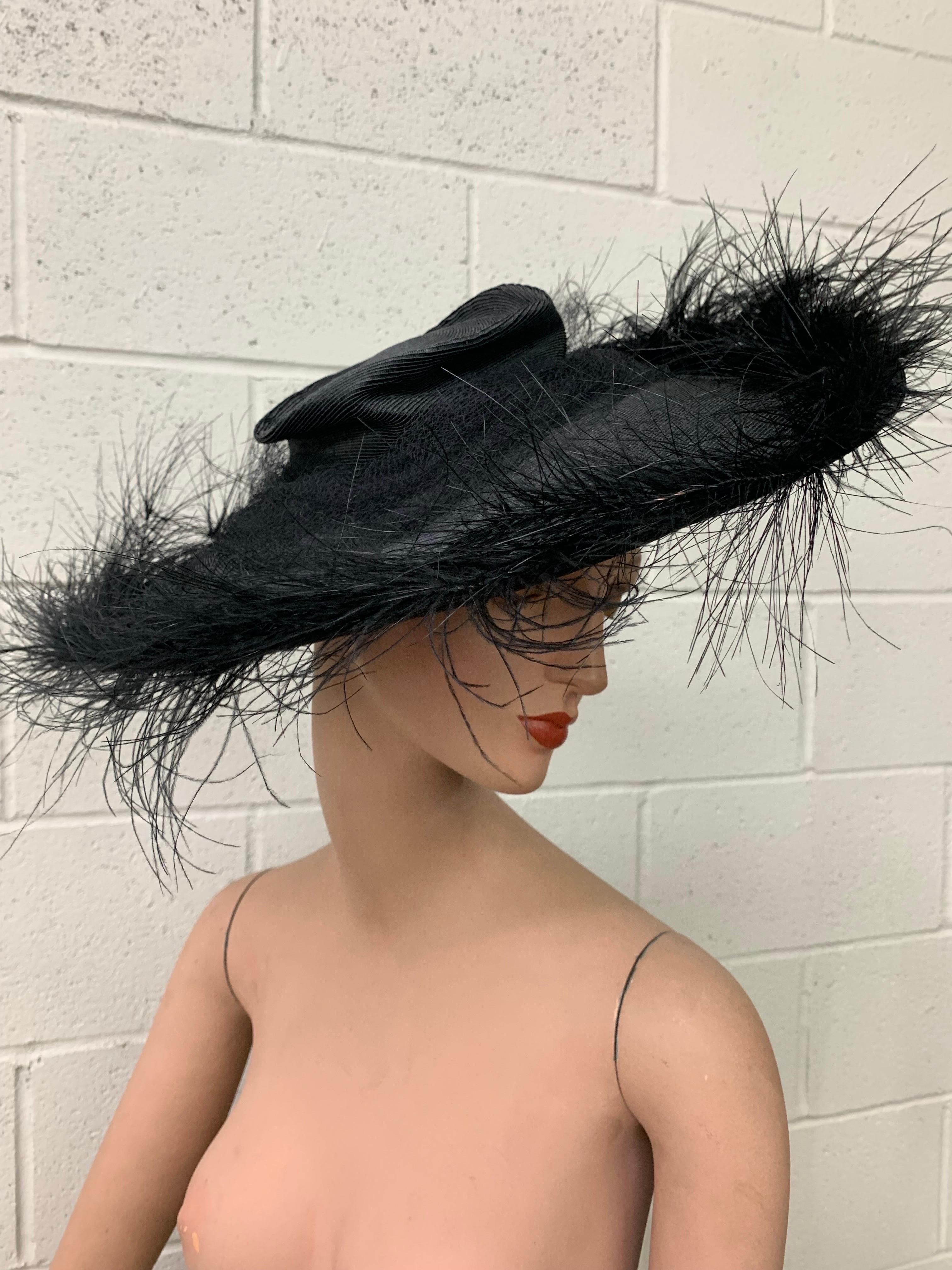 1940s I Magnin Goth Straw Cartwheel Hat w Low Crown & Wispy Feather Trim (Chapeau de paille gothique avec couronne basse et garniture de plumes) en vente 3