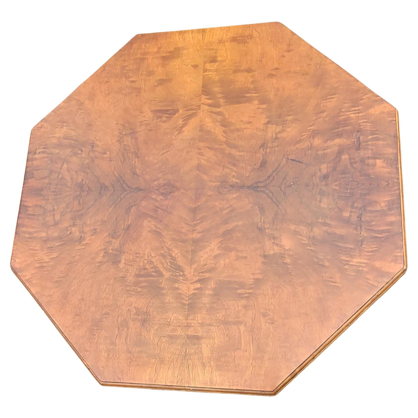 Américain Table d'appoint gothique à tiroirs hexagonale en bois de ronce Imperial Grand Rapids des années 1940 en vente