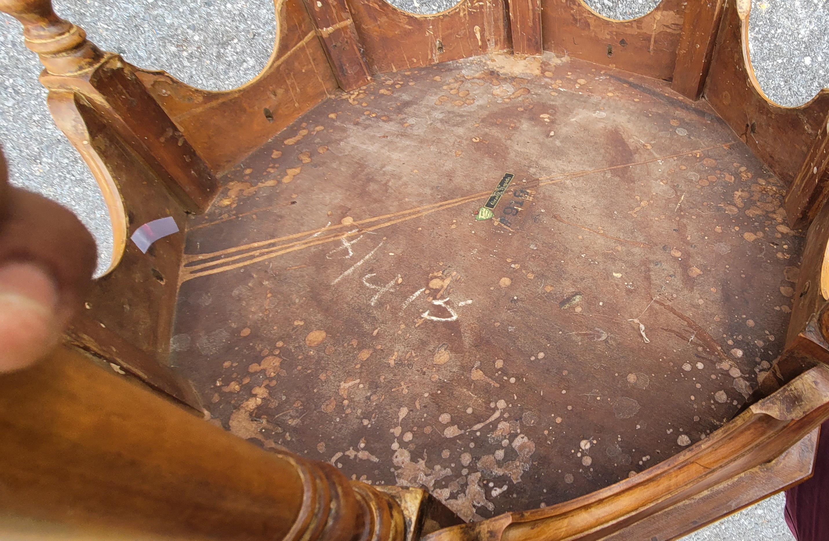 Noyer Table d'appoint gothique à tiroirs hexagonale en bois de ronce Imperial Grand Rapids des années 1940 en vente