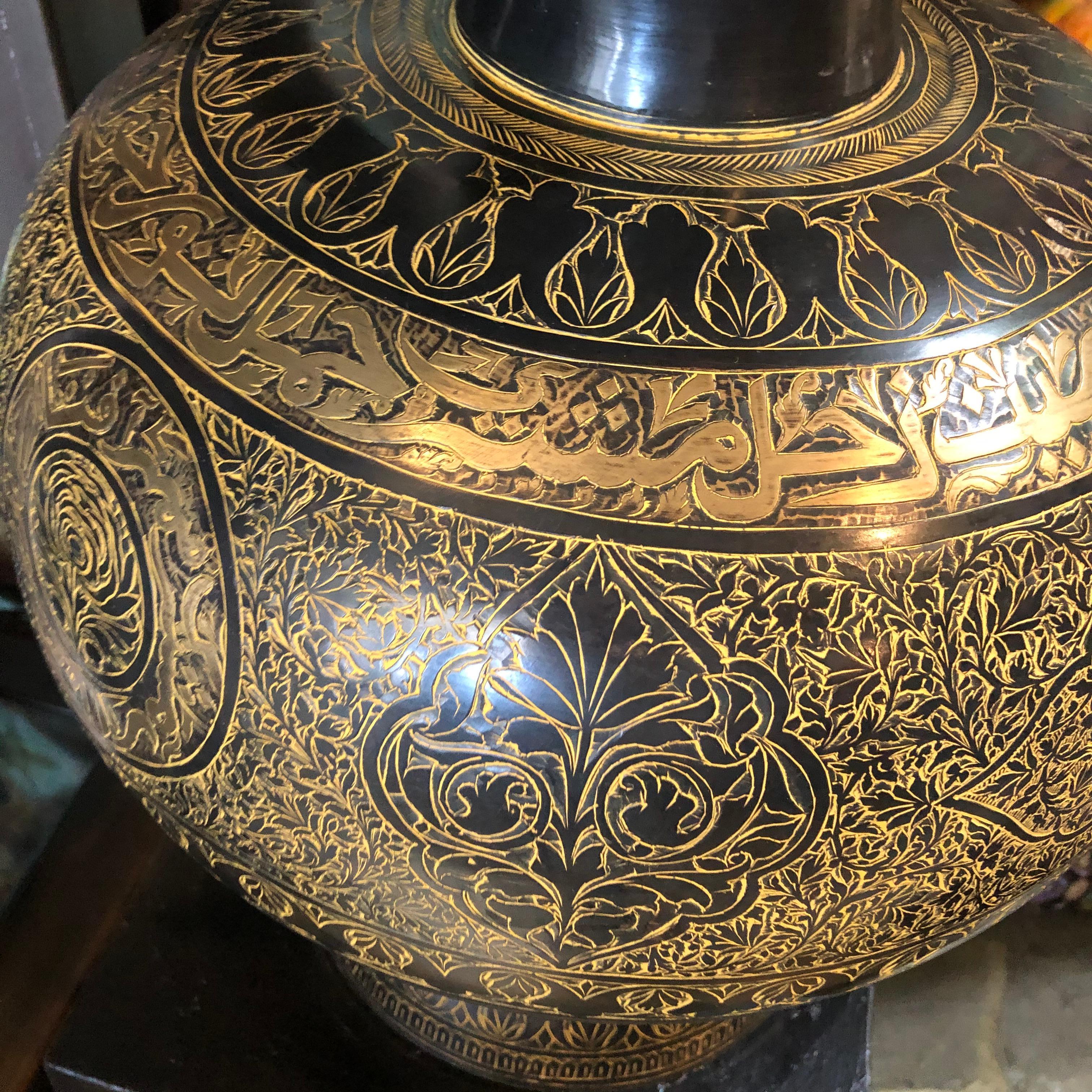Milieu du XXe siècle Grande urne indienne en bronze des années 1940, noire et dorée en vente