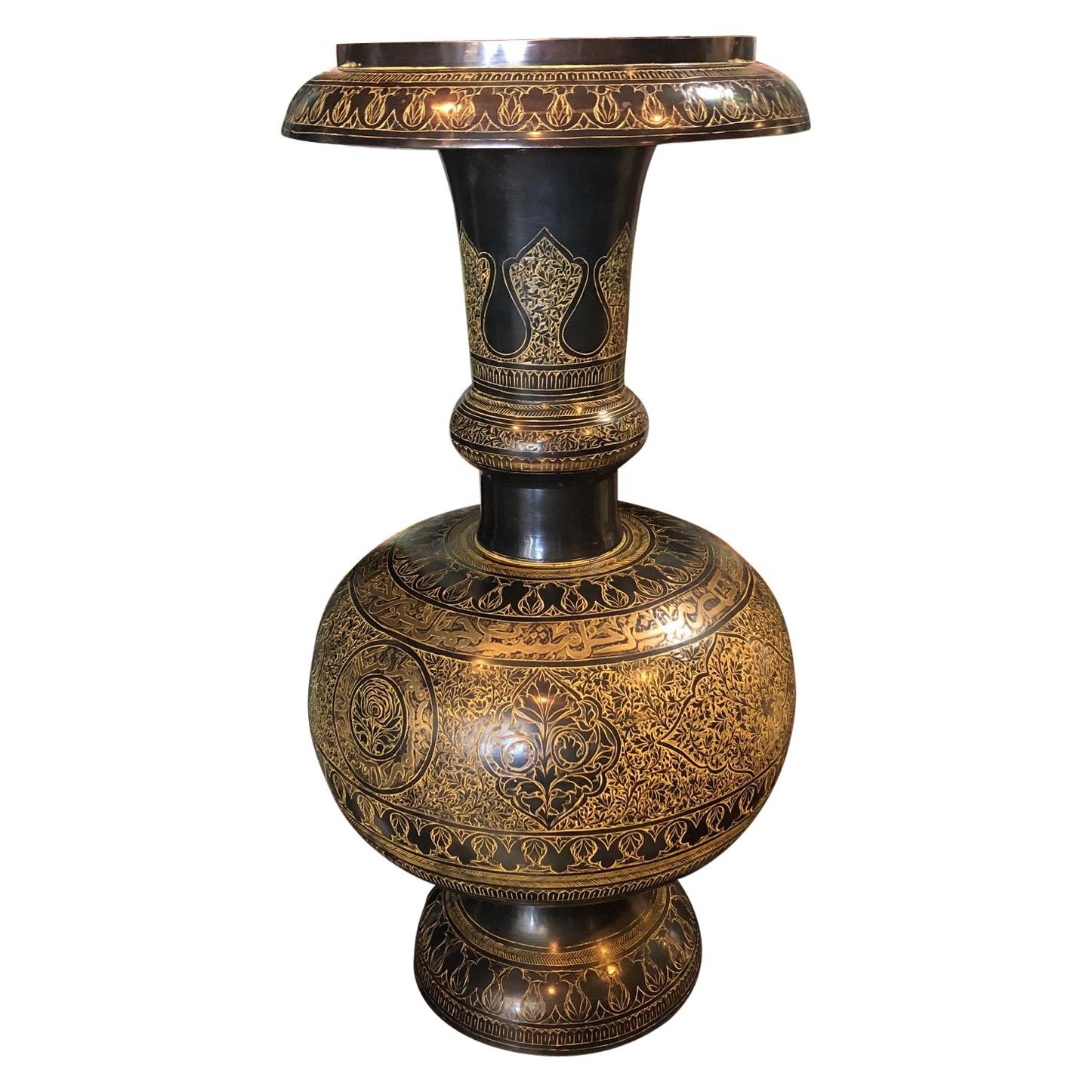 Grande urne indienne en bronze des années 1940, noire et dorée en vente